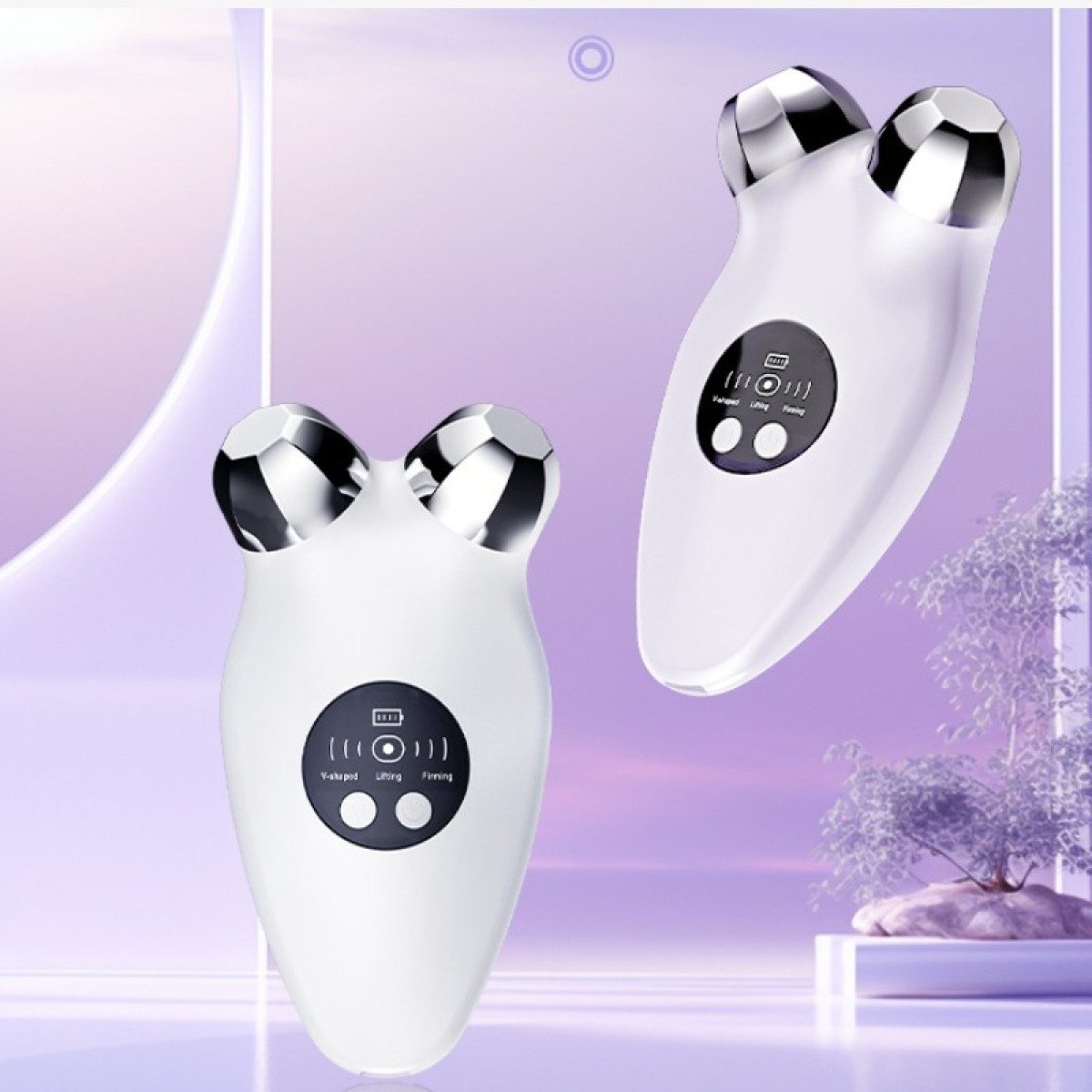 Dwa białe masażery do twarzy ze srebrnymi głowicami i panelami sterowania. Fioletowe tło z małym bonsai.