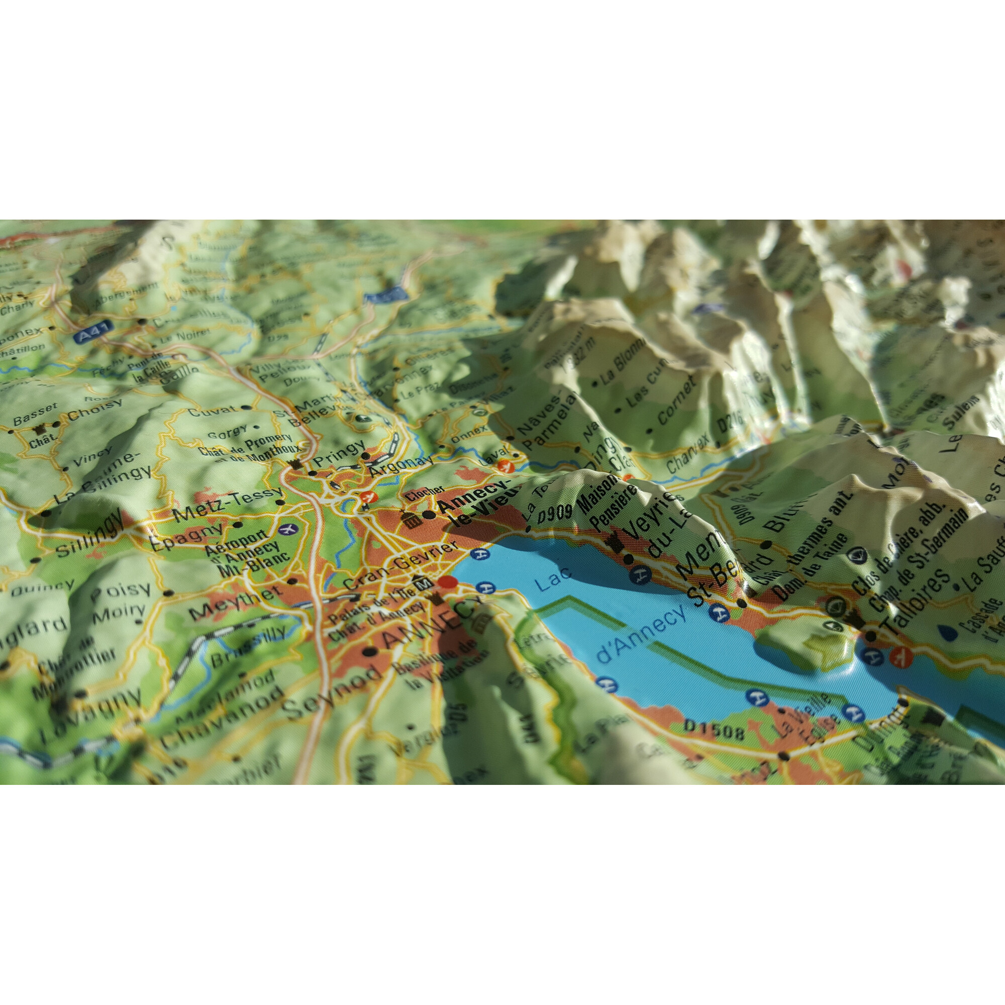 Detaillierte Karte von Annecy, Frankreich, mit See, Bergen und Städten. Die Karte ist 3D-ähnlich.