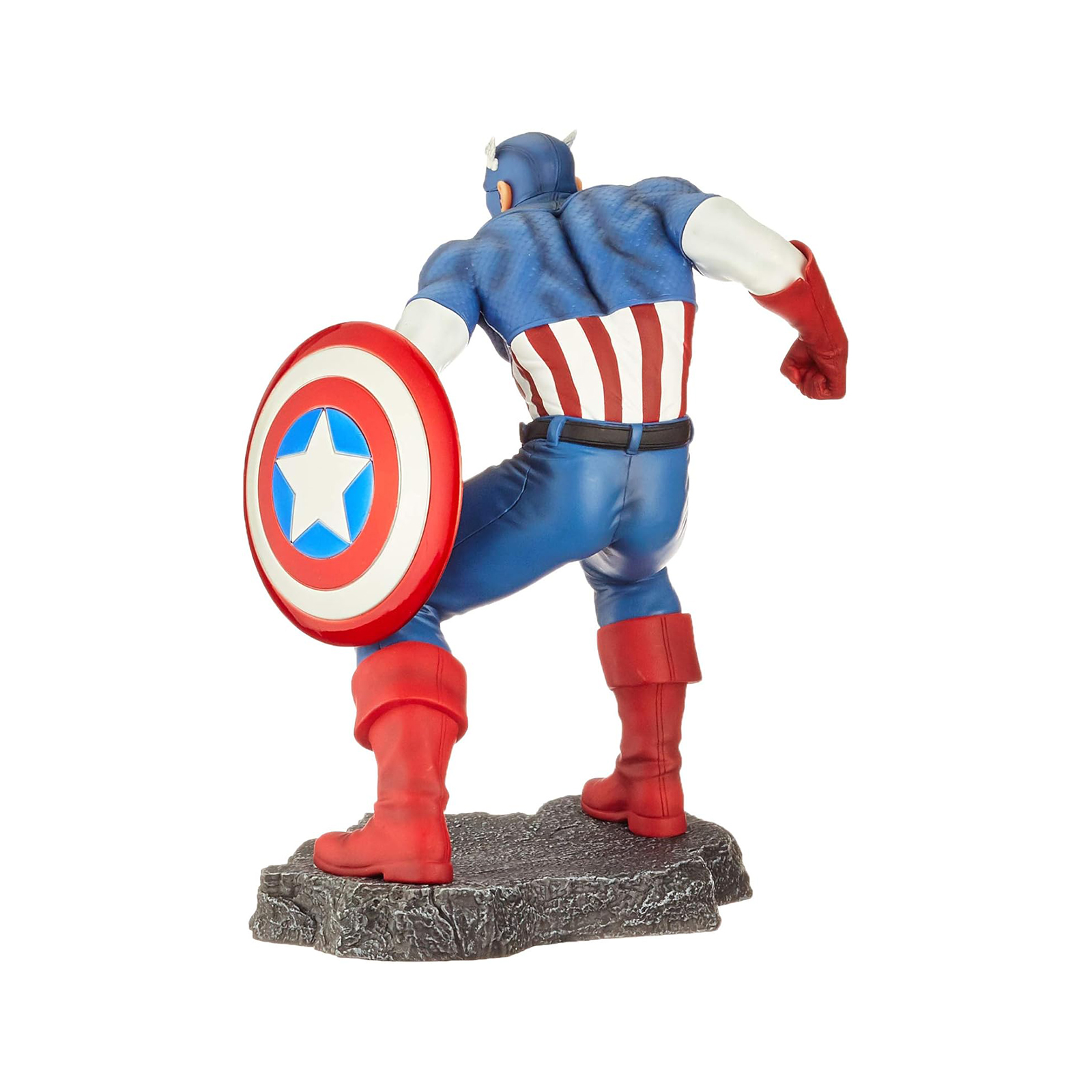 Captain America Figur, Rückansicht. Schild, rote Stiefel, blauer Anzug mit weißen Streifen. Steht auf grauem Sockel.