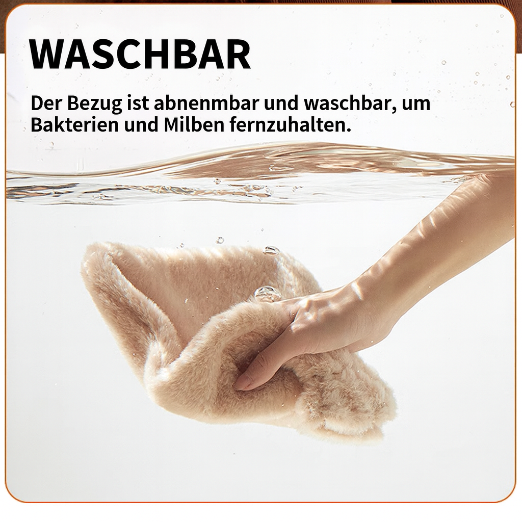 Eine Hand hält ein beiges, flauschiges Tuch unter Wasser. Blasen schweben herum. Der Text besagt, dass der Bezug abnehmbar und waschbar ist.