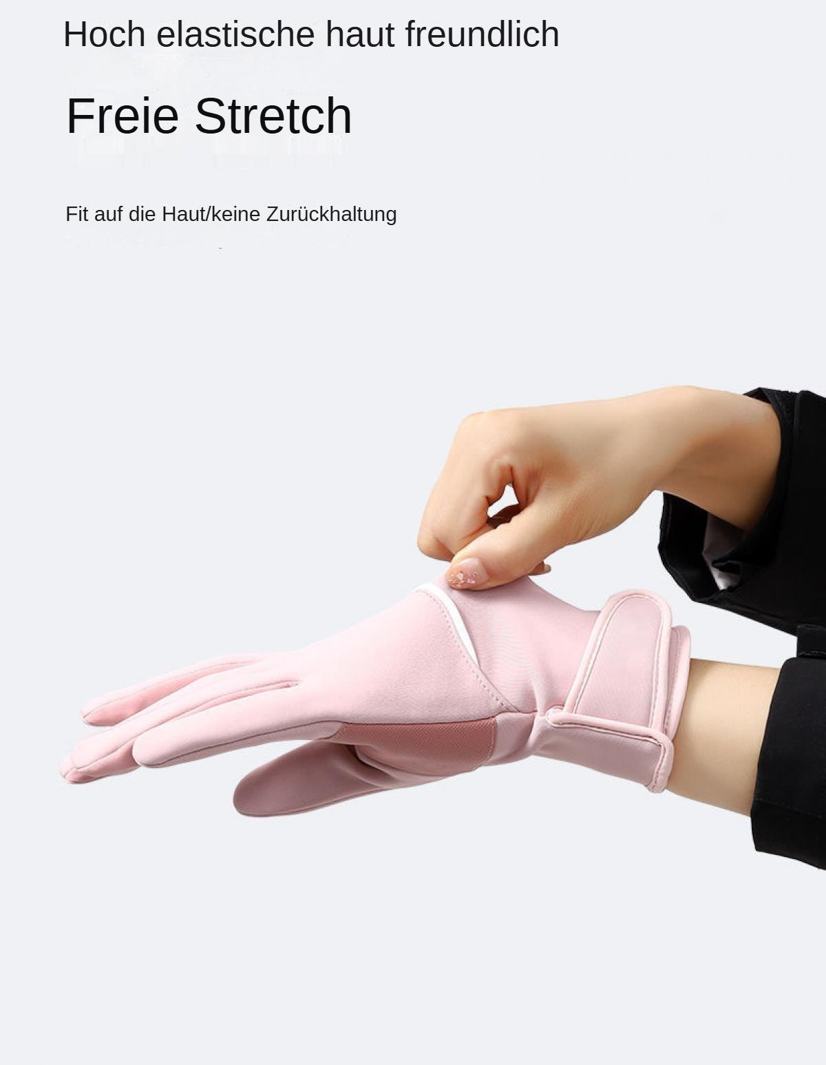 Eine Hand, die einen hellrosa Handschuh trägt. Der Handschuh wird von einer anderen Hand angepasst. Der Text oben lautet 'Freie Stretch'.