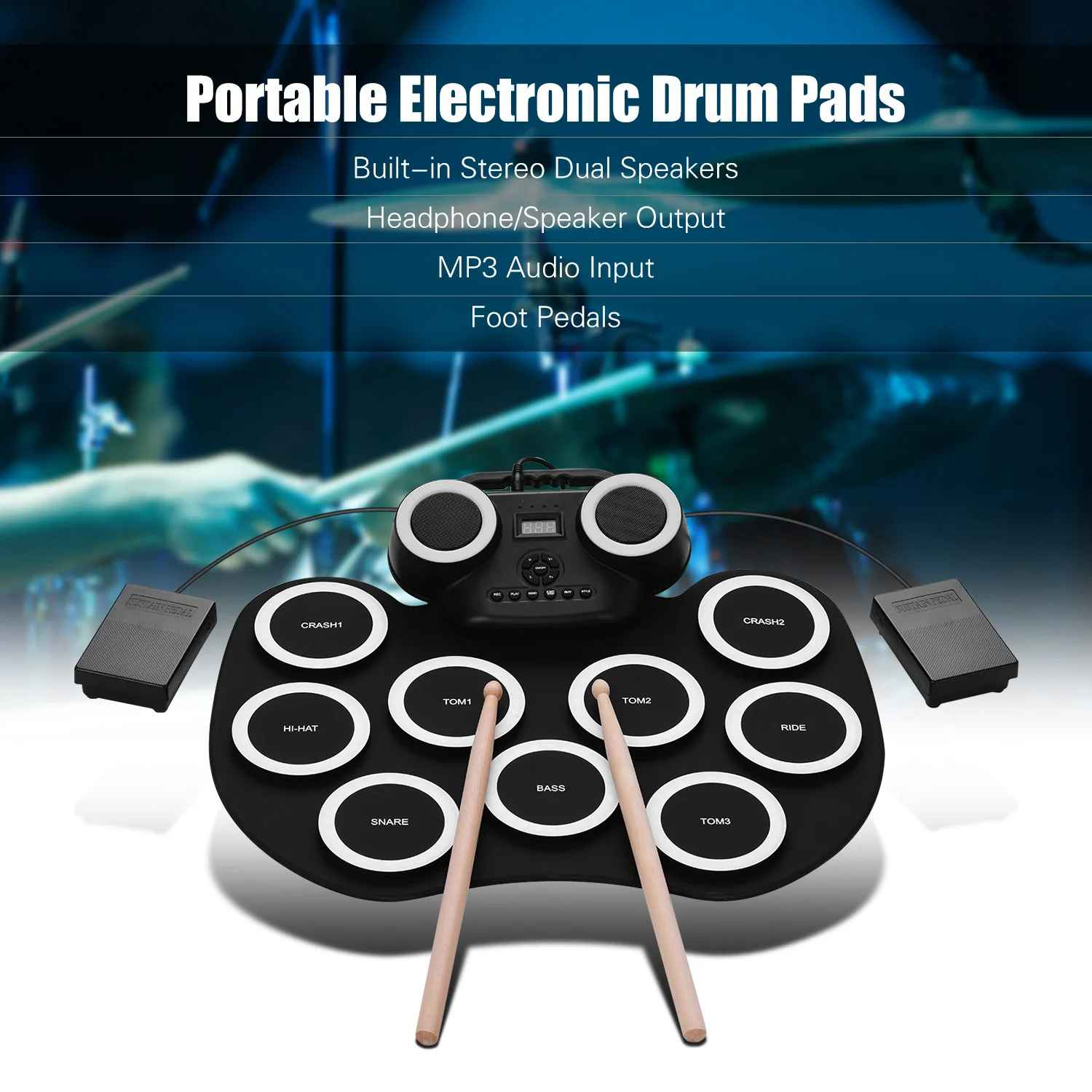 Elektronische Schlagzeug-Pads mit eingebauten Lautsprechern, Fu ßpedalen und Drumsticks. Beschriftungen umfassen Crash, Hi-Hat, Snare, Tom, Bass und Ride.