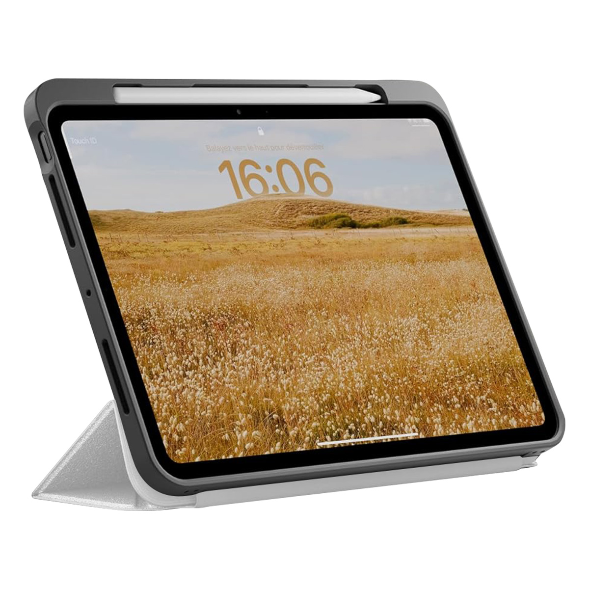 Un iPad in una custodia grigia con uno stilo, che mostra un paesaggio con le 16:06. La custodia è sollevata.