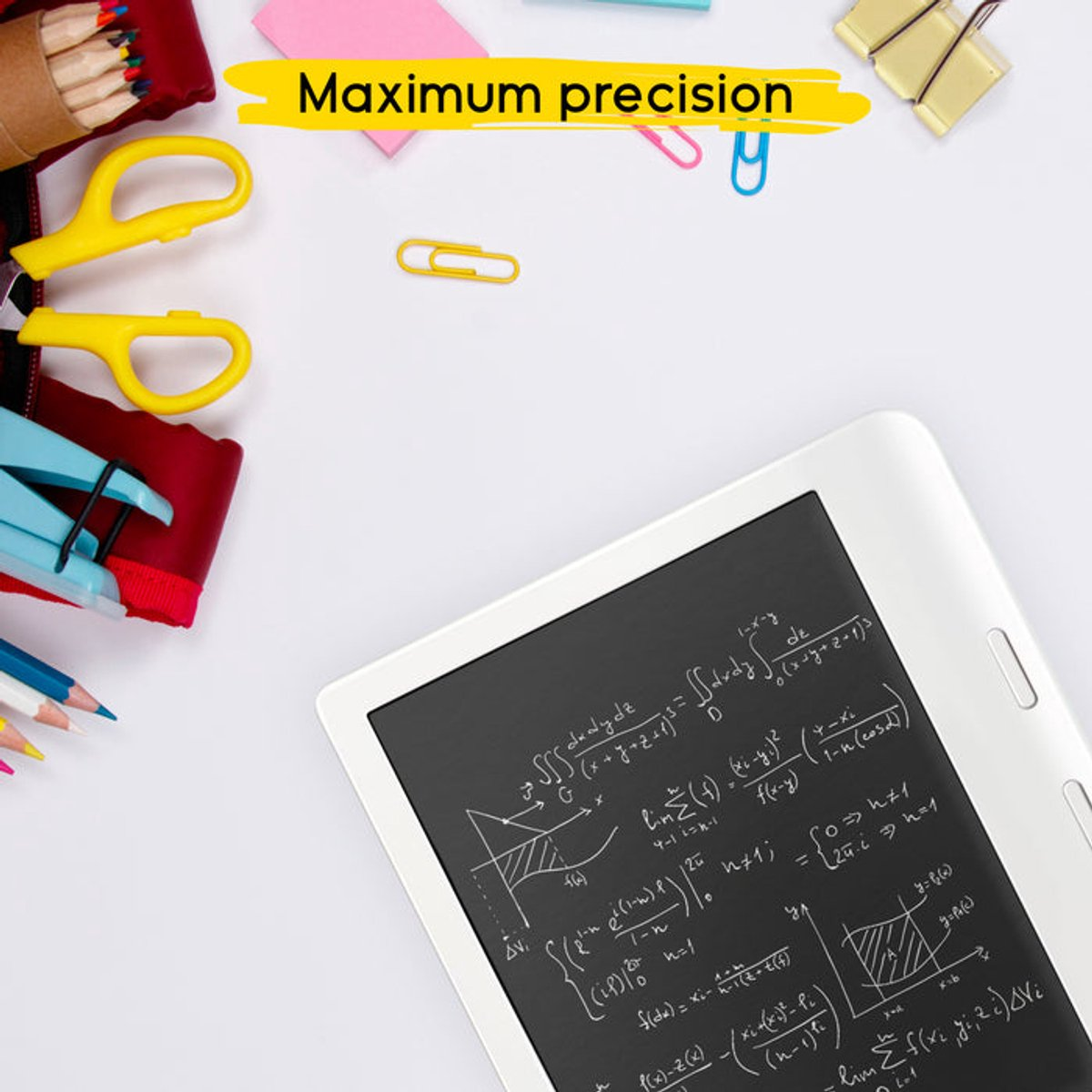 Una tableta con fórmulas matemáticas, tijeras, lápices y clips sobre una superficie blanca. Texto: Máxima precisión.