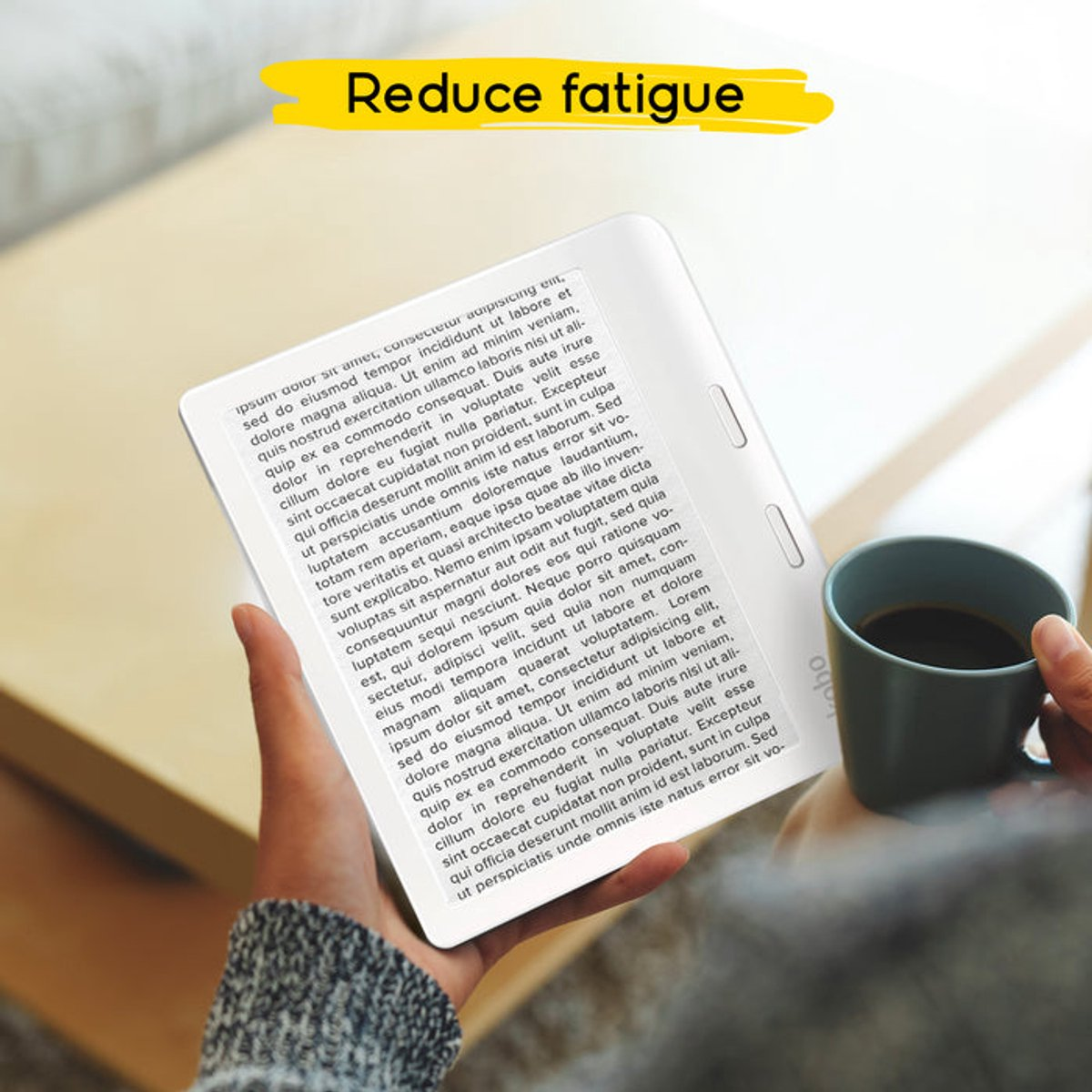 Una persona sostiene un lector electrónico blanco y una taza azul con café. El texto 'Reduce fatigue' está arriba.