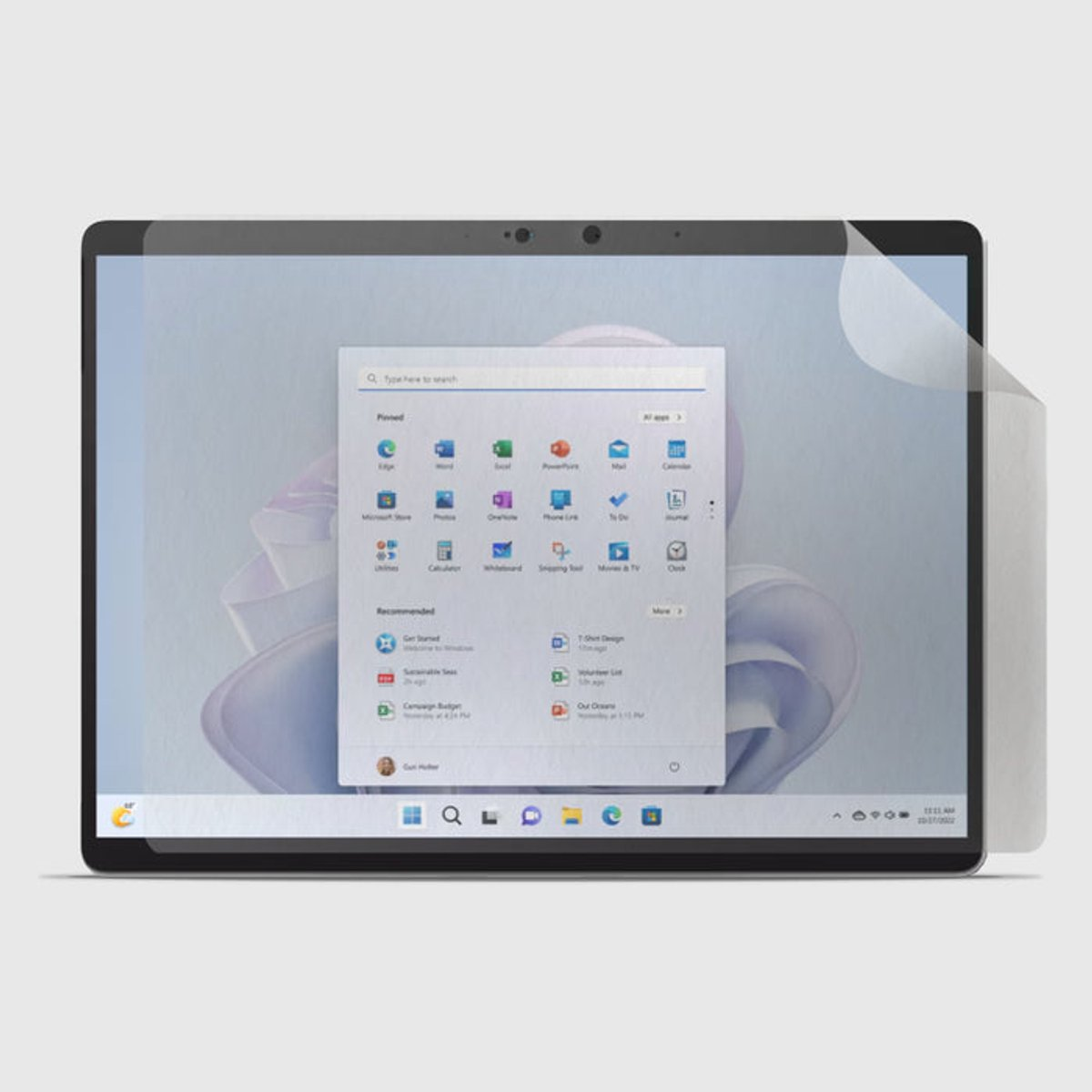 Un portátil con una pantalla que muestra el menú de inicio de Windows 11. Una película protectora está parcialmente despegada.