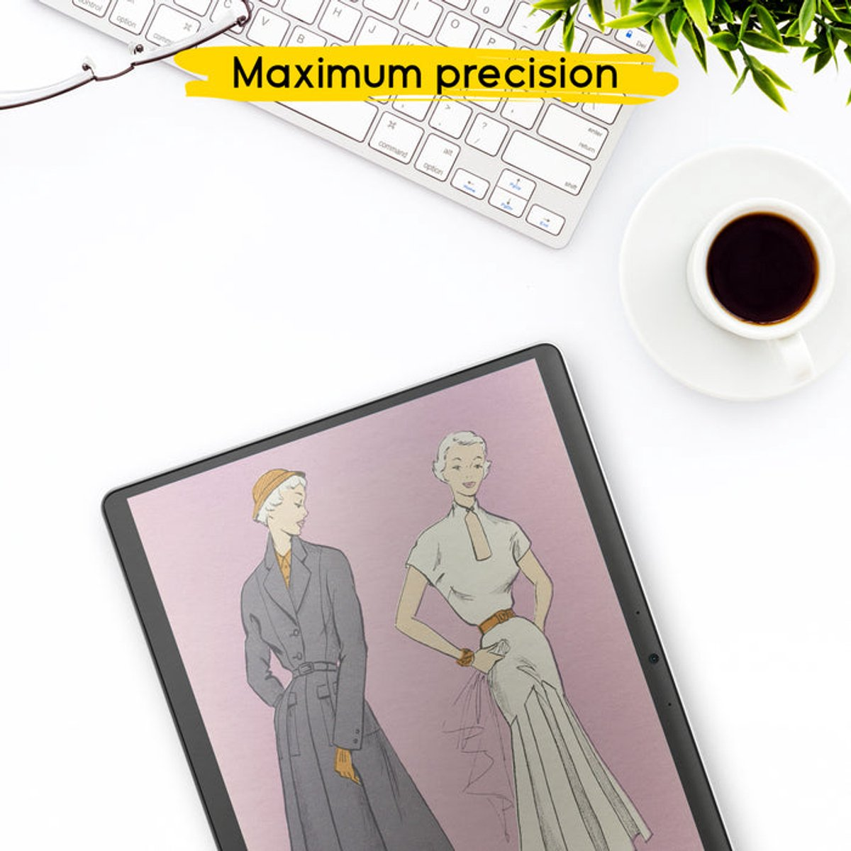 Tableta con bocetos de moda, teclado, café y vegetación sobre una superficie blanca. La imagen está etiquetada como 'Máxima precisión'.