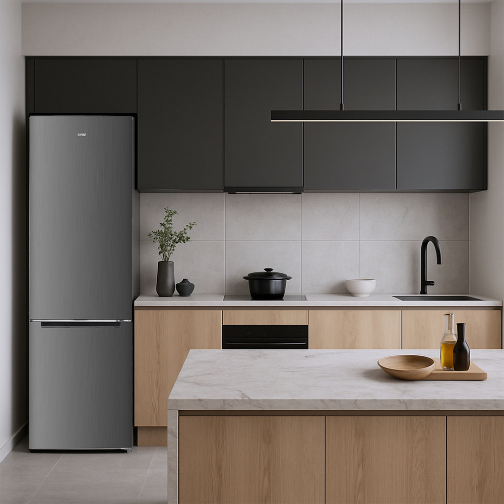 Cocina moderna con nevera gris, armarios negros, isla de madera y encimera de mármol. Se ven ollas, cuencos y botellas.