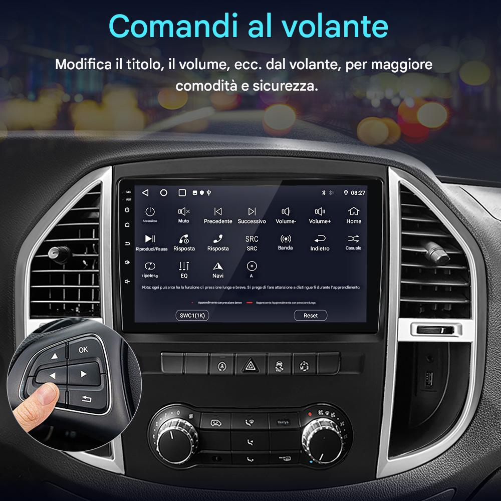Cruscotto auto con schermo che mostra opzioni. Una mano preme un pulsante sul volante. Testo in italiano.