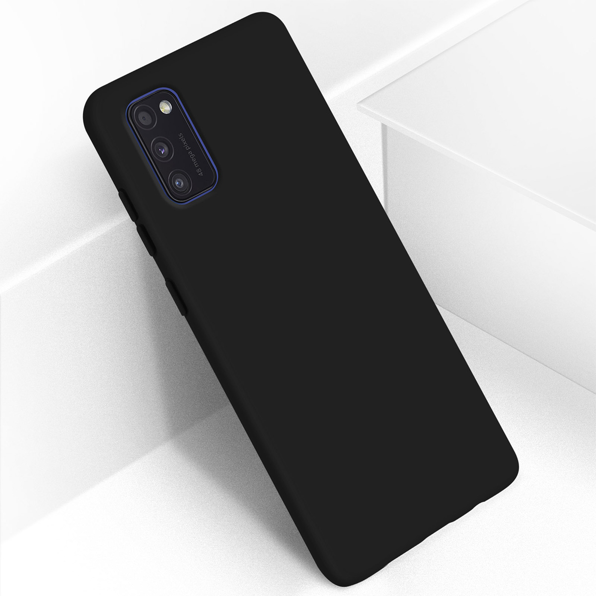 Een zwarte telefoonhoes met cameramodule ligt op een wit oppervlak. De hoes heeft een gladde textuur.
