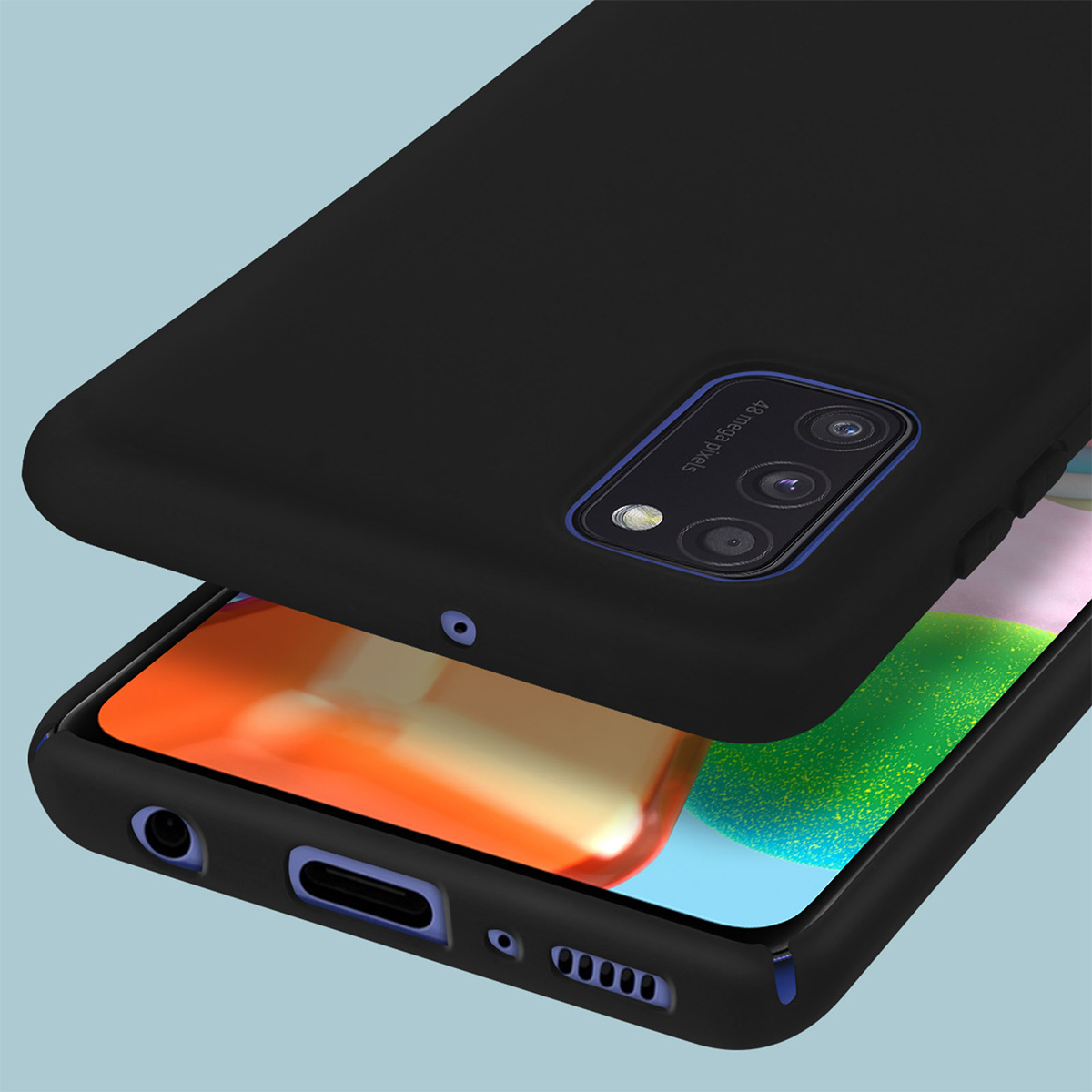 Zwarte telefoonhoes iets geopend, onthult het telefoonscherm. Het scherm toont oranje en groene kleuren. Blauwe achtergrond.