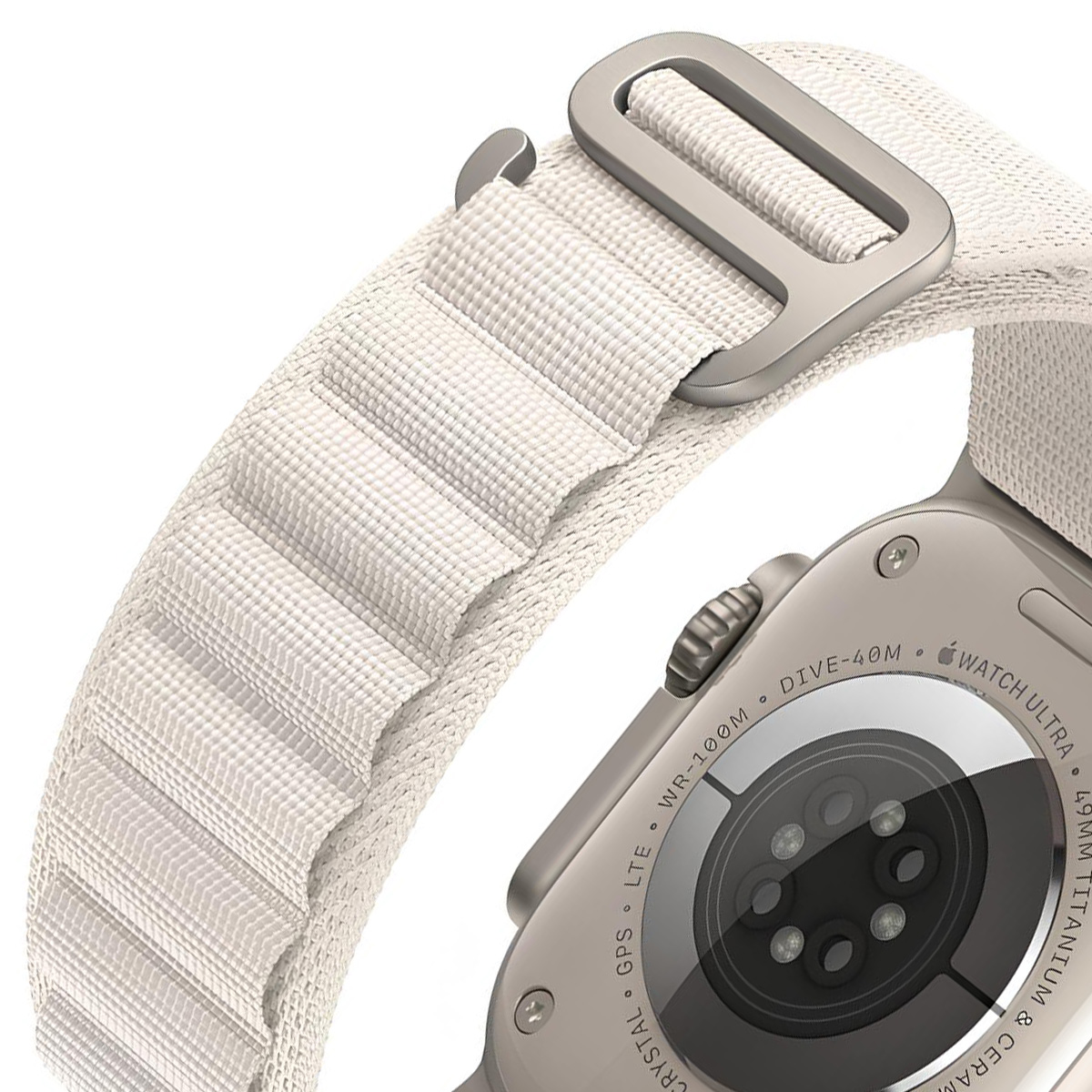 Primer plano de un Apple Watch Ultra color crema con una correa a juego. Los detalles del reloj son visibles, incluida la parte trasera con sensores.