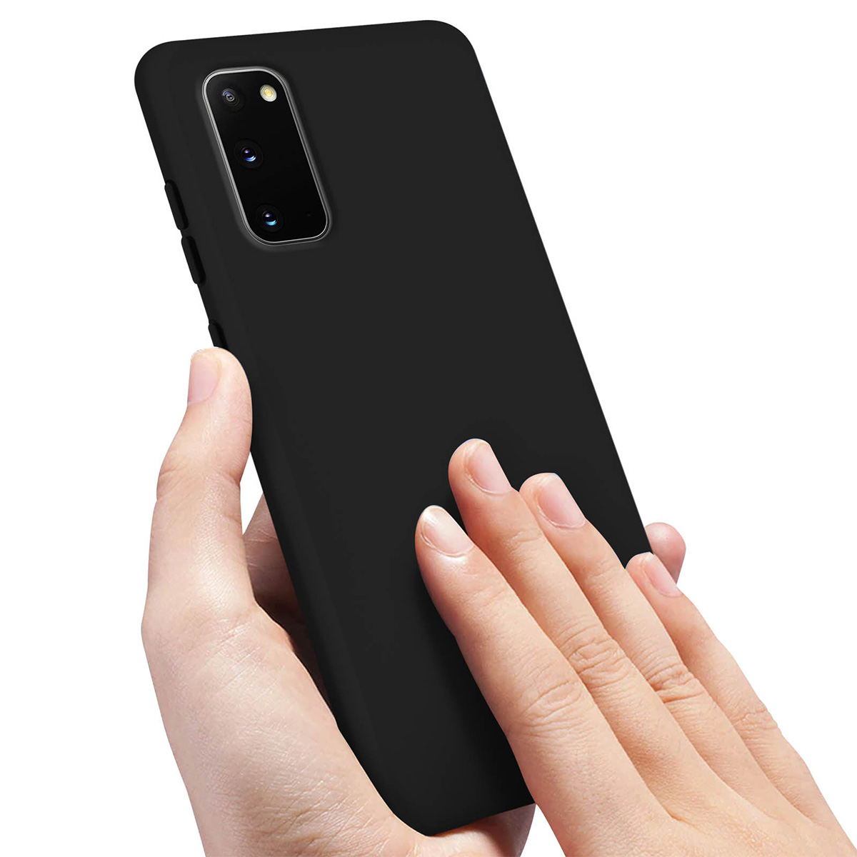 Una mano tiene una custodia nera per telefono. La custodia ha ritagli per la fotocamera. La mano tiene la custodia.