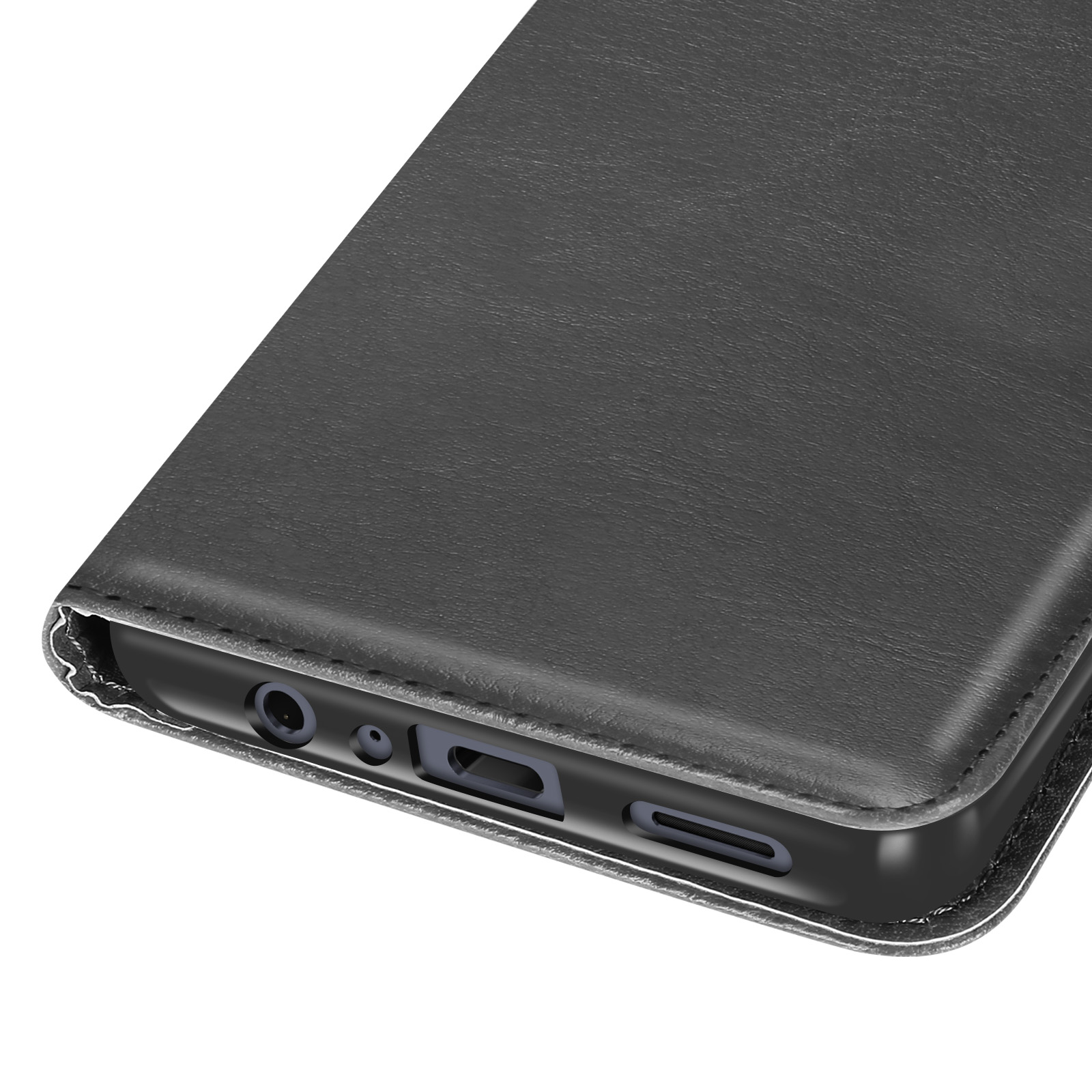 Gros plan sur un étui de téléphone noir. L'étui a une surface texturée et diverses ouvertures.