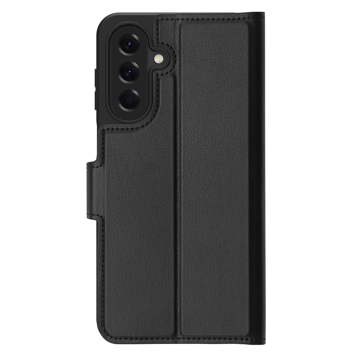 Se muestra una funda de teléfono negra con un diseño de cámara de triple lente y una cubierta tipo cartera. La funda es de material texturizado.