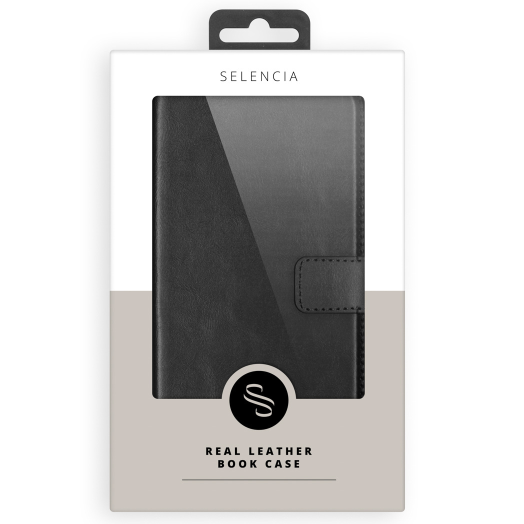 Un étui de livre en cuir noir est dans une boîte blanche et beige. La boîte porte la marque SELENCIA imprimée en haut.