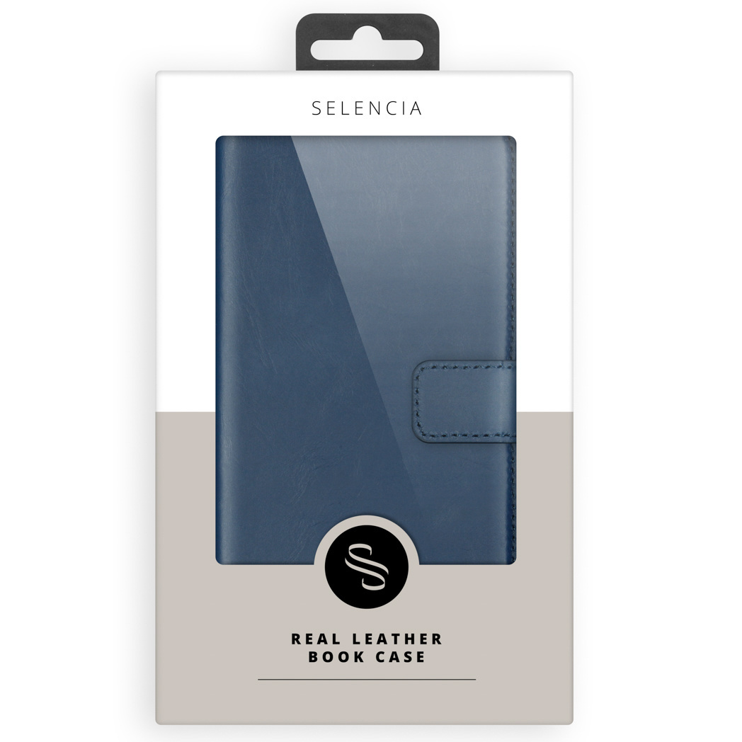 Een blauwe leren boekenhoes in een witte en beige verpakking. De verpakking heeft de merknaam Selencia.