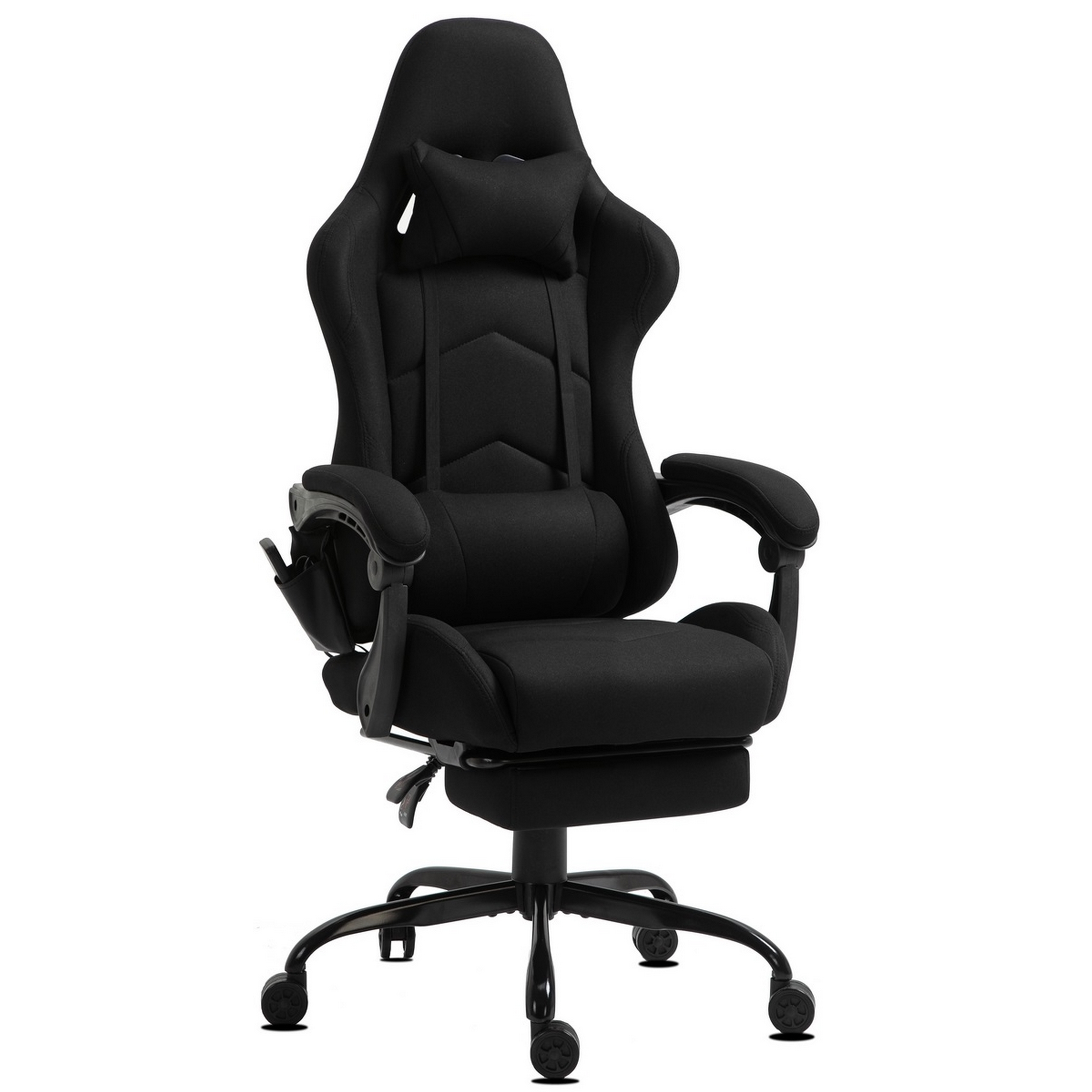 Schwarzer Gaming-Stuhl. Er hat eine hohe Rückenlehne, Kopfstütze, Armlehnen und Fußstütze. Auf weißem Hintergrund.