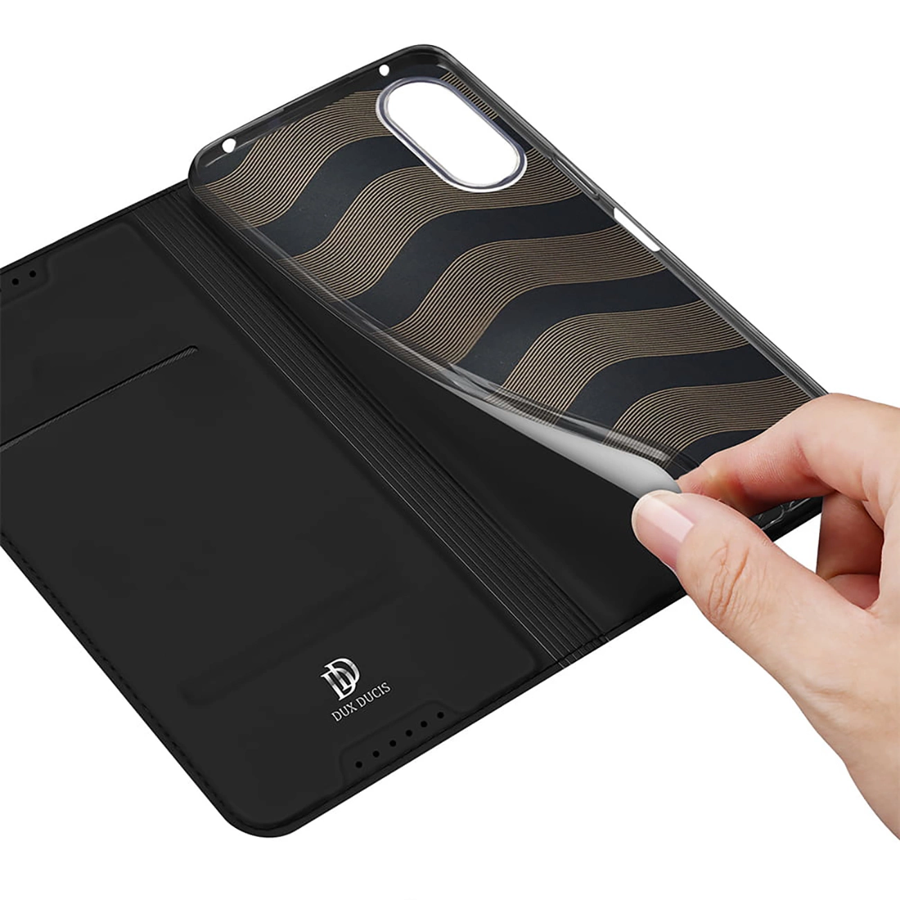 Une main tient un étui de téléphone. L'étui est noir avec un motif de vagues dorées. L'étui est ouvert.