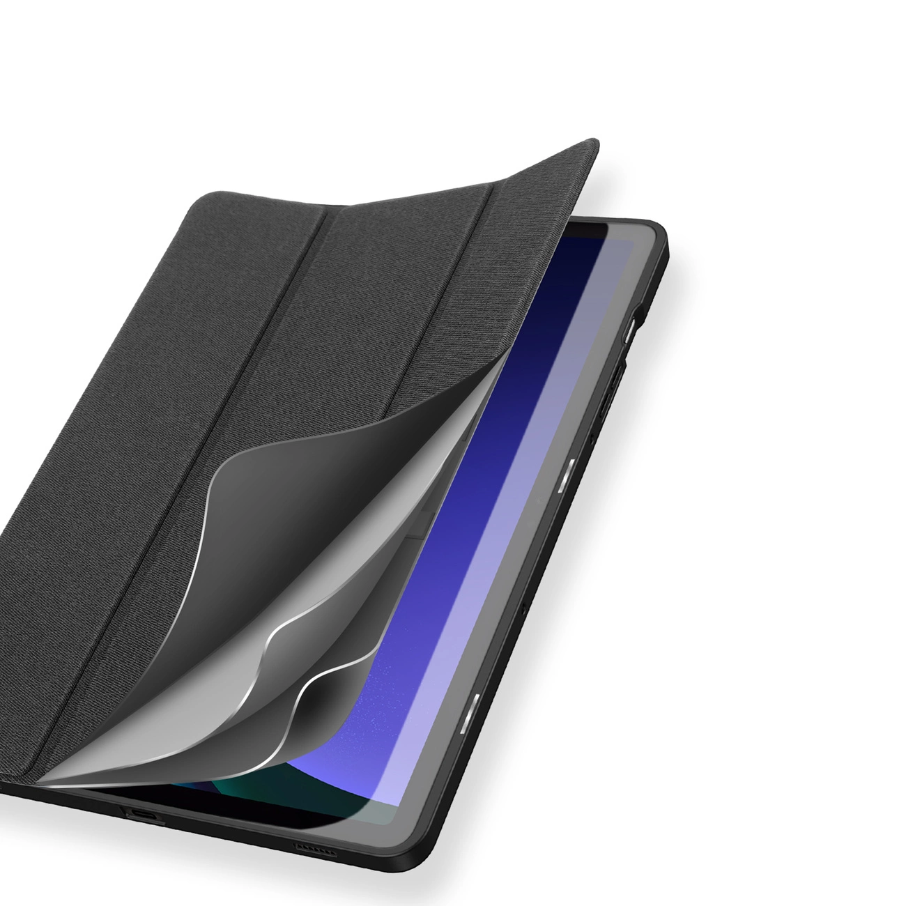 Un tablet con custodia nera è parzialmente aperto. Lo schermo mostra sfumature blu e viola. Lo sfondo è bianco.