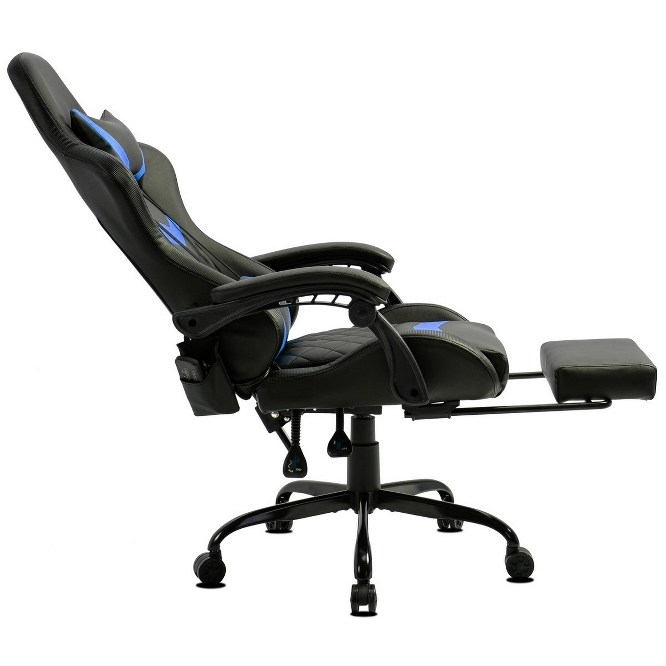 Schwarzer und blauer Gaming-Stuhl mit Fußstütze. Der Stuhl hat eine hohe Rückenlehne und Armlehnen, vor weißem Hintergrund.