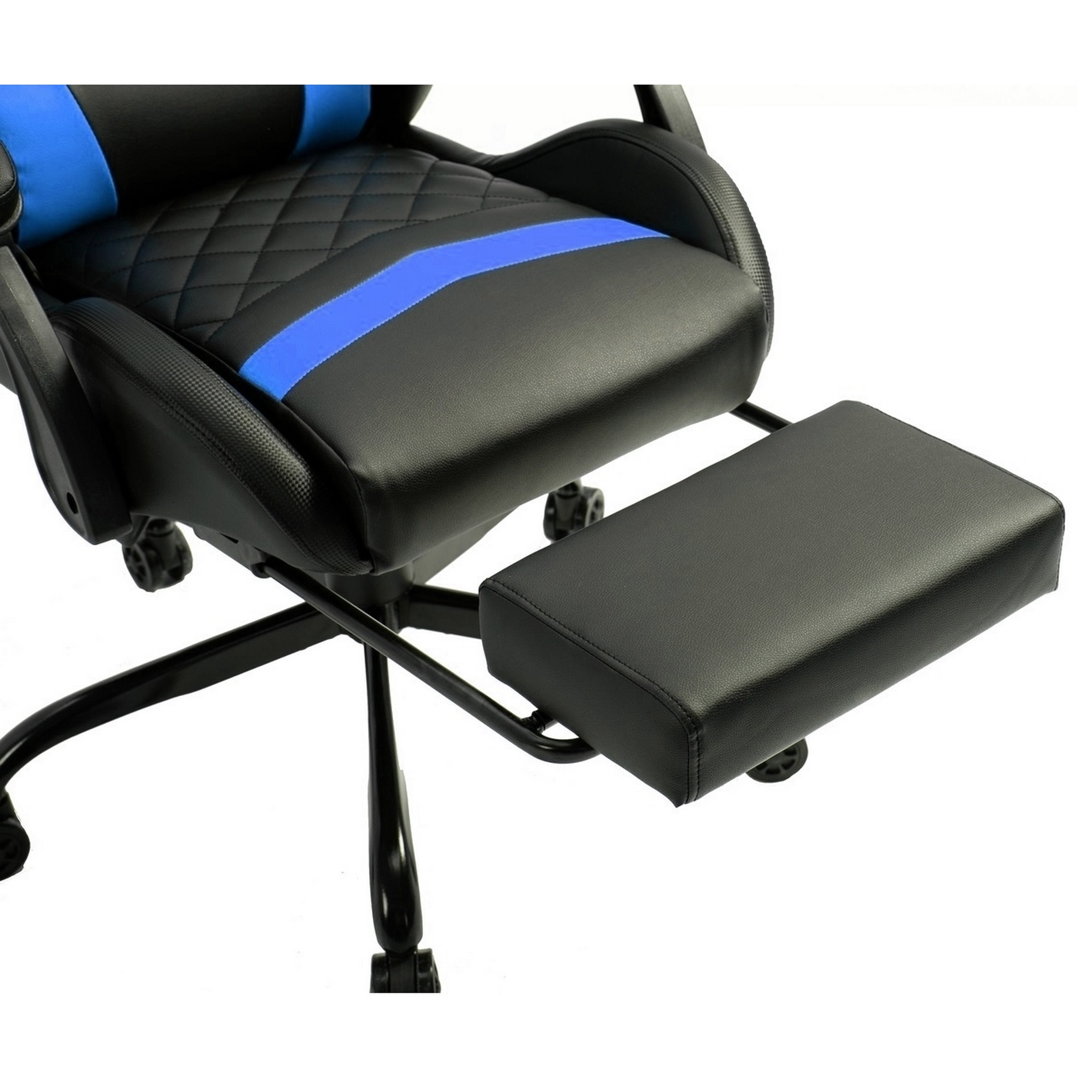 Schwarzer und blauer Gaming-Stuhl mit Fußstütze. Der Stuhl hat eine gesteppte Sitzfläche und Rückenlehne. Die Fußstütze ist ausgezogen. Der Hintergrund ist weiß.