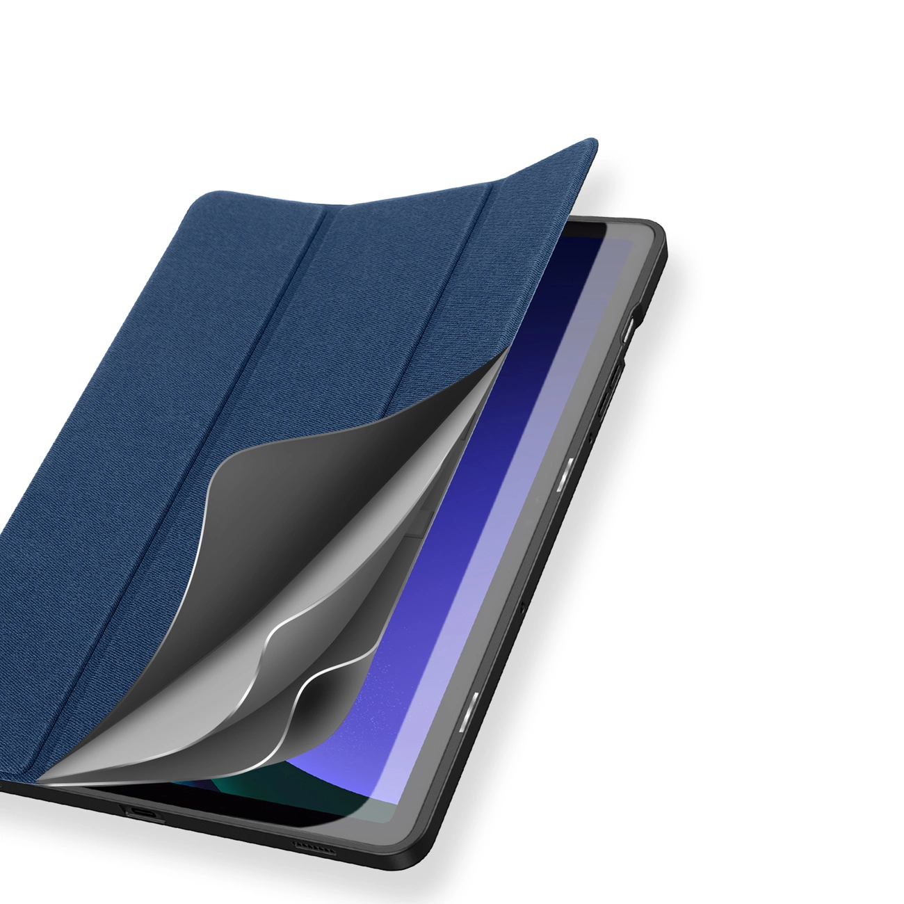 Un tablet con una cover blu è parzialmente aperto. La cover è in materiale strutturato, rivelando lo schermo e gli strati.