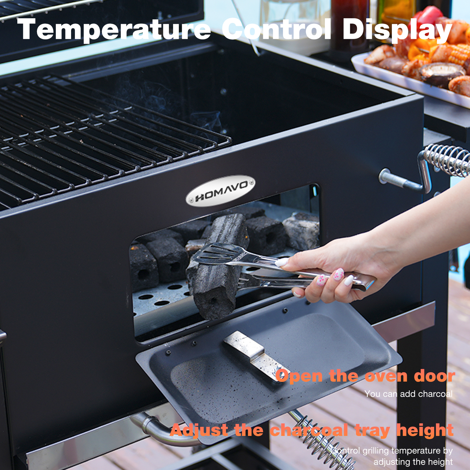 Osoba używa szczypiec do umieszczania węgla drzewnego w czarnym grillu. Grill ma otwarte drzwi, a taca jest opuszczona.