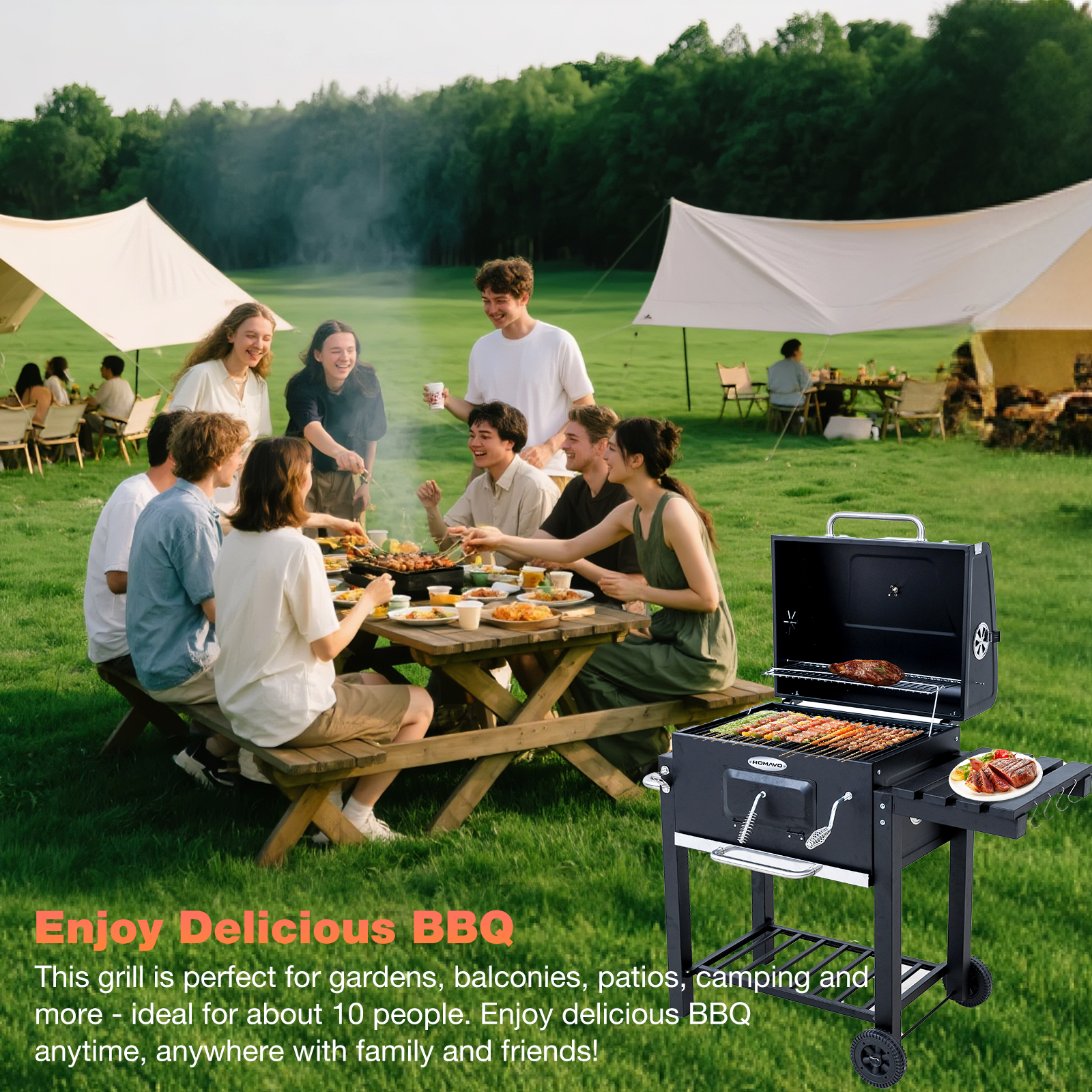 Grupa ludzi przy stole grilluje. Czarny grill z przodu. Namioty w tle.