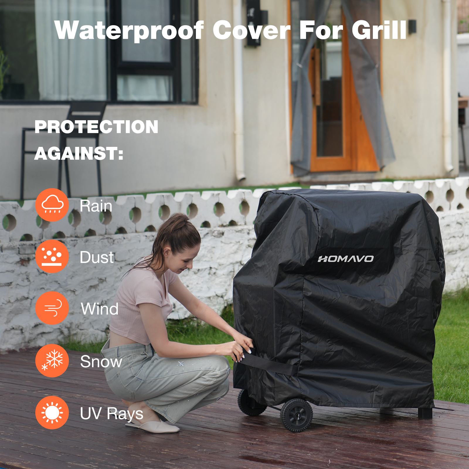 Kobieta dopasowuje czarny pokrowiec na grilla. Pokrowiec chroni przed deszczem, kurzem, wiatrem, śniegiem i promieniami UV. W tle dom.