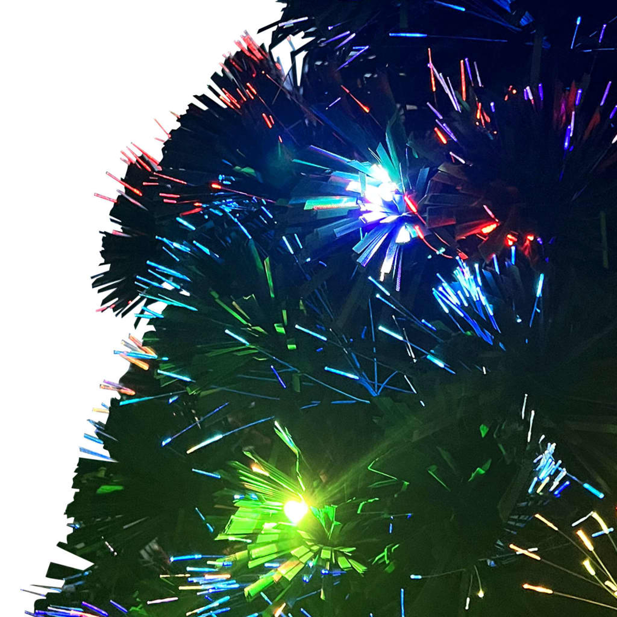 Nahaufnahme eines Weihnachtsbaums mit dunkelgrünen Nadeln und bunten, leuchtenden Glasfaserlichtern.