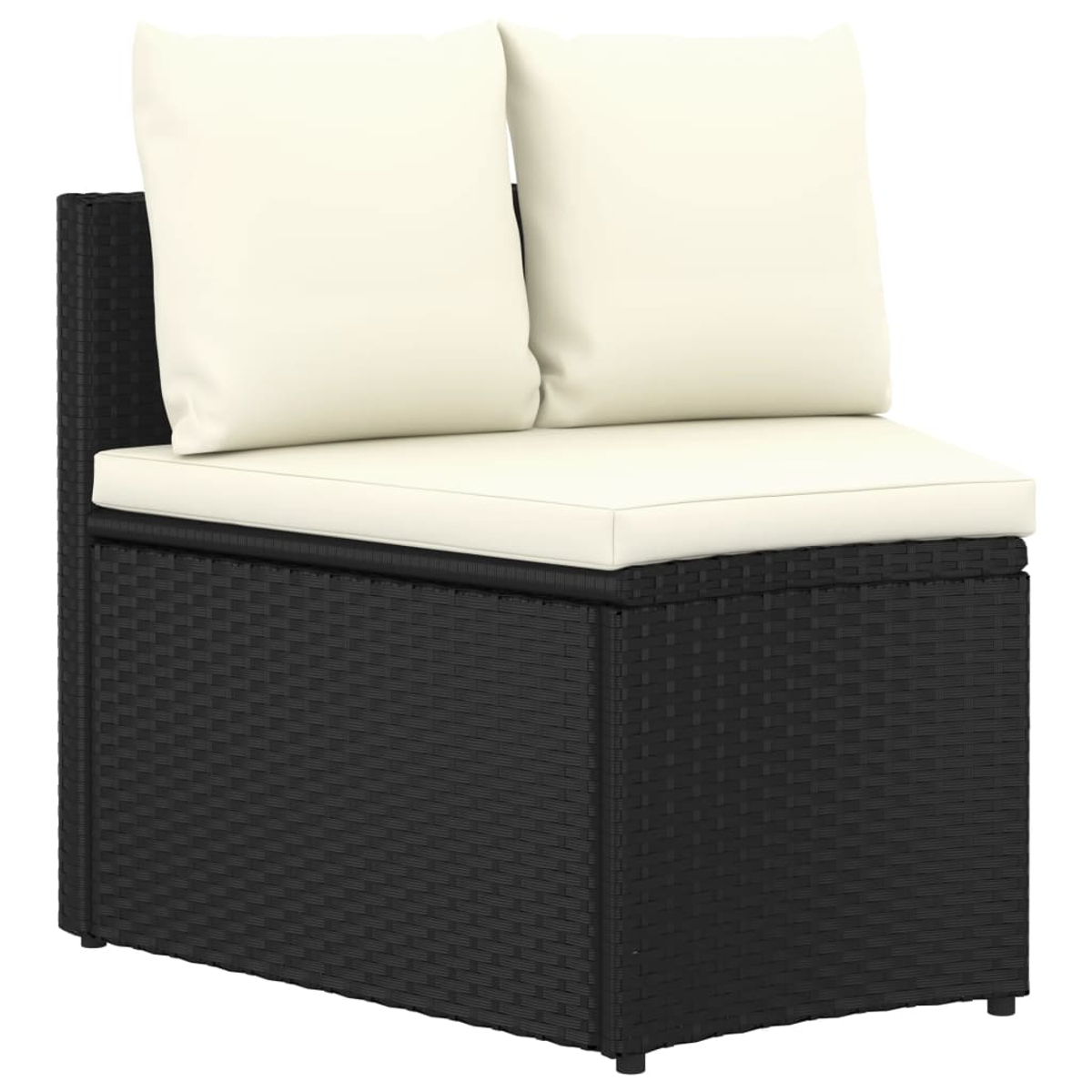 Ein schwarzer Outdoor-Sessel aus Korbgeflecht mit cremefarbenen Kissen. Der Stuhl hat eine quadratische Form und ist isoliert.