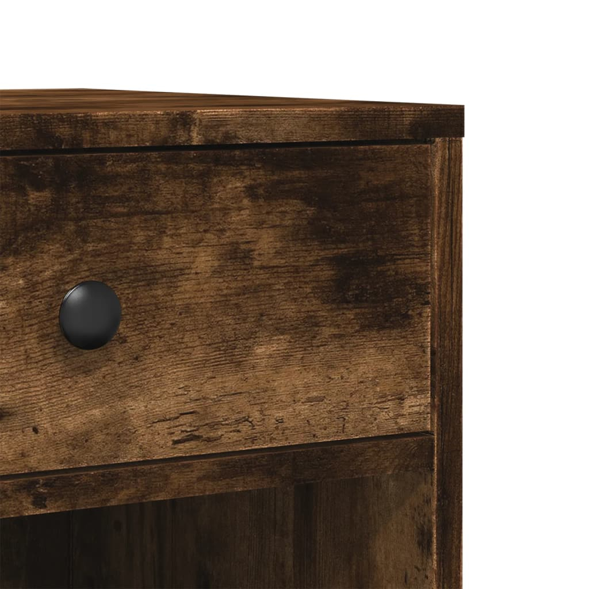 Nahaufnahme eines Holzschranks mit schwarzem Knauf. Das Holz hat sichtbare Maserungen und Knoten. Der Hintergrund ist weiß.