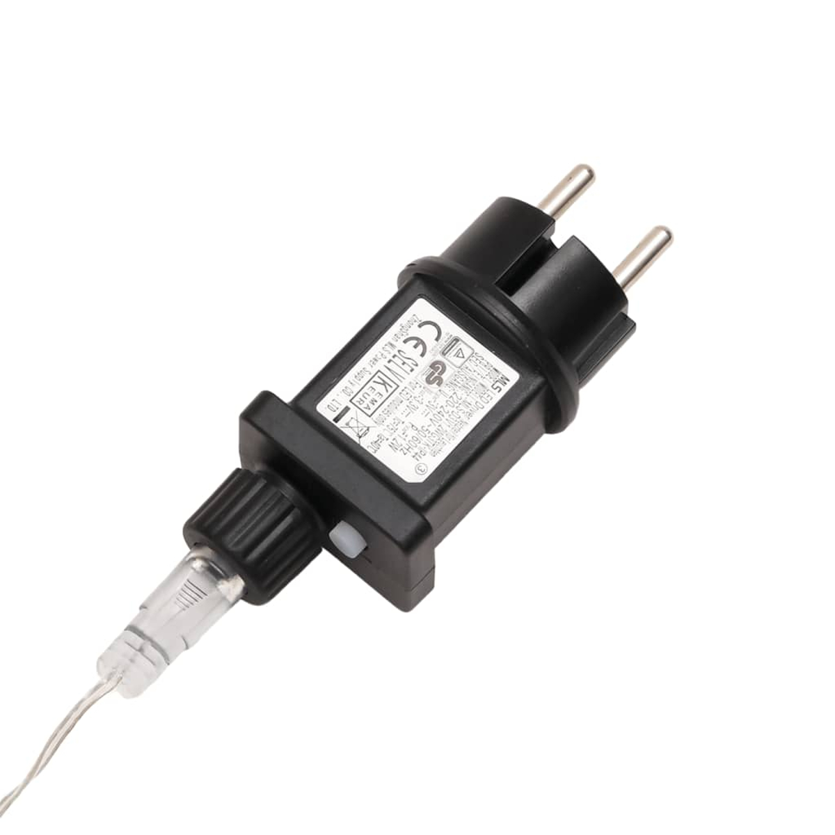 Ein schwarzer Netzadapter mit silbernen Stiften. Ein transparentes Kabel erstreckt sich vom Adapter. Weißer Hintergrund.