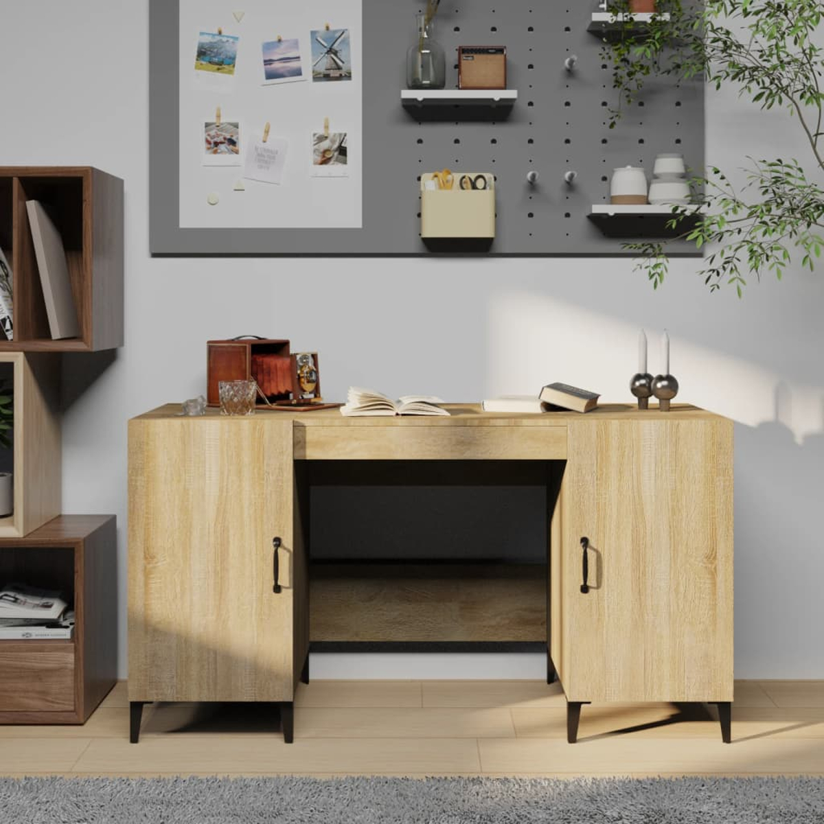 Ein Holztisch mit Schrank, Büchern und Deko. Eine Lochwand mit Gegenständen befindet sich an der Wand. Ein Teppich bedeckt den Boden.