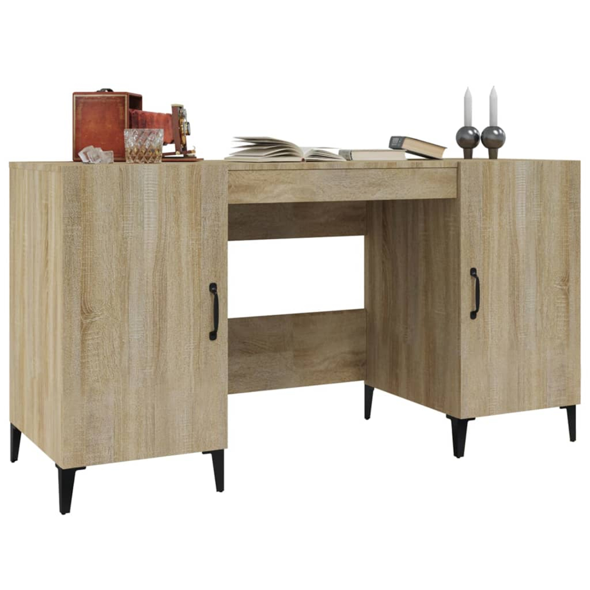 Holzschreibtisch mit Schubladen und Schränken. Oben liegen Bücher, Kerzen und Dekoration. Schwarze Beine und Griffe.