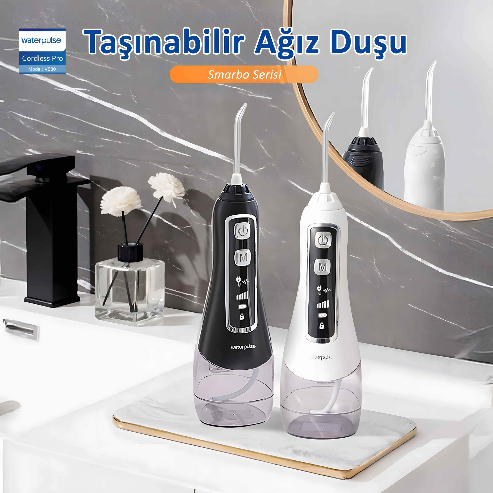 Mermer bir tepside iki Waterpulse taşınabilir ağız duşu, siyah ve beyaz. Bir musluk ve çiçekler görülüyor.
