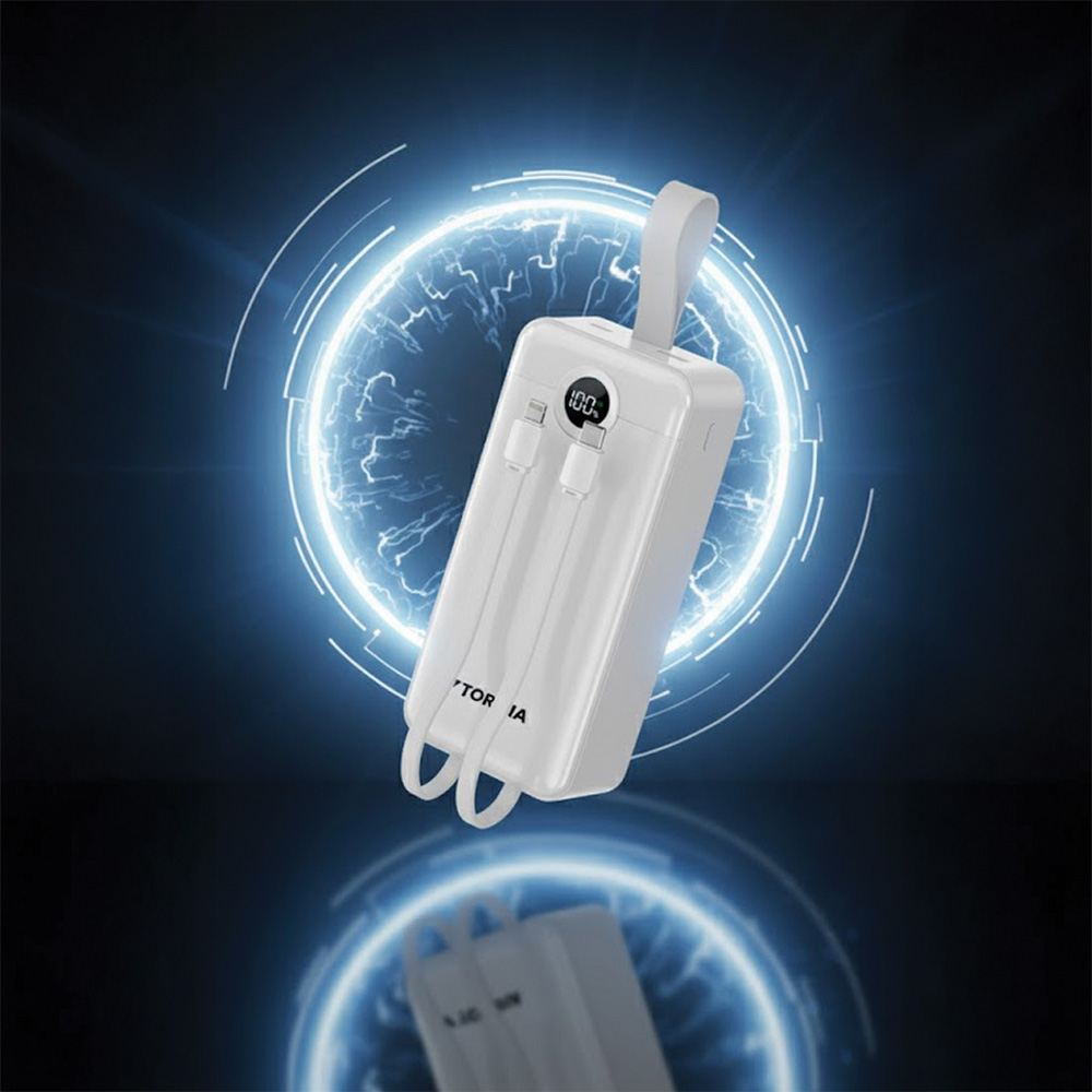 İki kablosu, tutacağı ve %100 gösteren dijital ekranı olan beyaz bir powerbank. Parlayan bir daire ile elektrik mavisi arka plan.