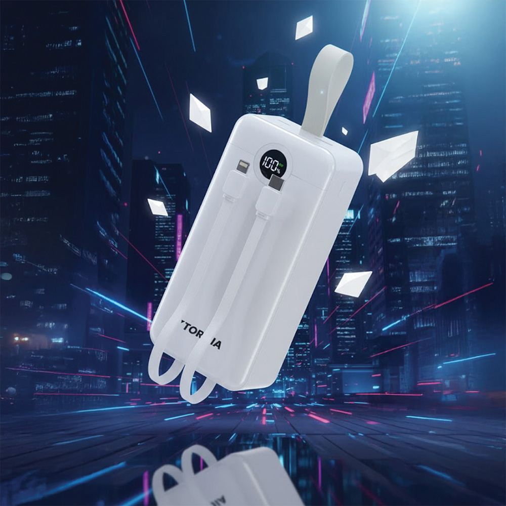 Kabloları ve tutacağı olan beyaz bir powerbank, %100 şarj gösteriyor. Arka planda neon ışıklı fütüristik bir şehir manzarası.