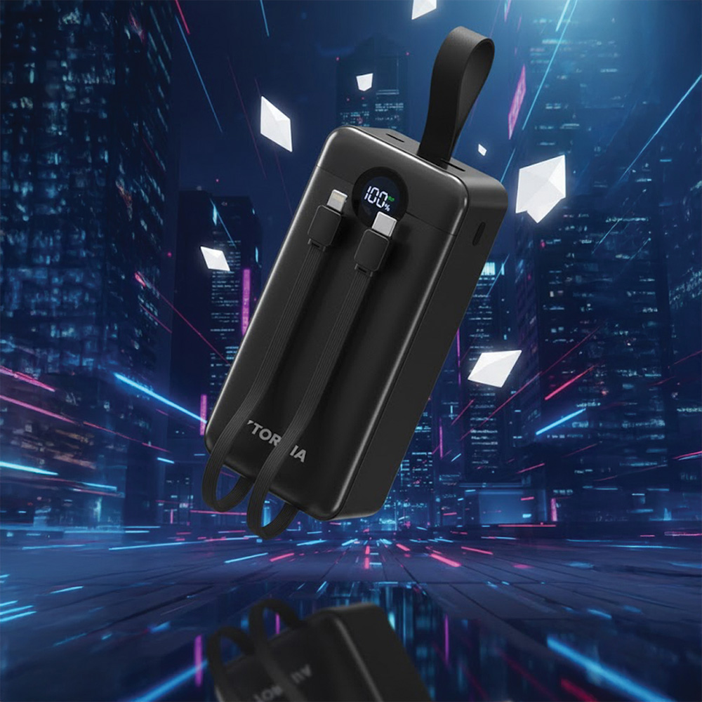 Bağlı kabloları ve %100'ü gösteren dijital ekranı olan siyah powerbank. Fütüristik bir şehir manzarası arka planına karşı.