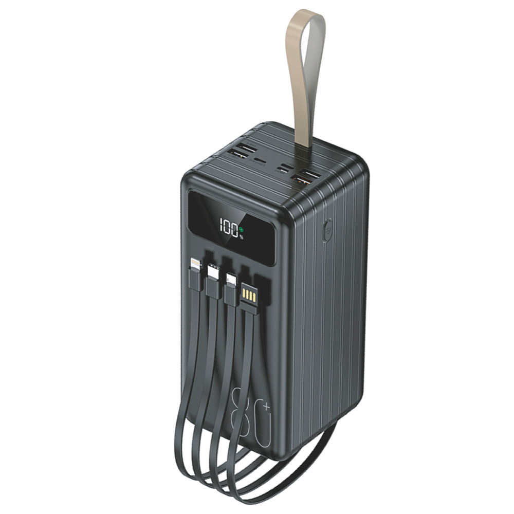 Çoklu şarj kabloları, %100 gösteren dijital ekran ve bej kayışlı siyah powerbank. Kablolar bağlı.