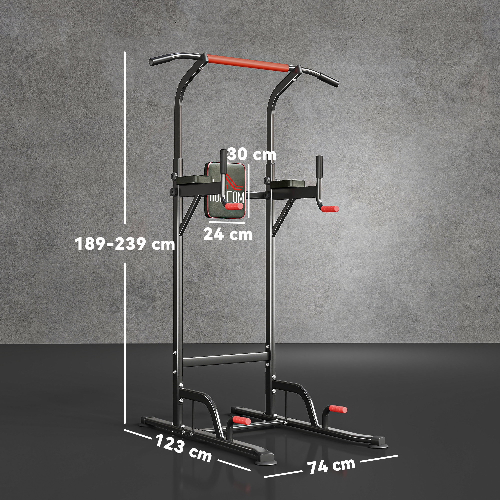 Barra per trazioni nera e rossa con dimensioni. Ha braccioli, schienale e dimensioni: 123 cm, 74 cm, 30 cm, 24 cm e 189-239 cm.