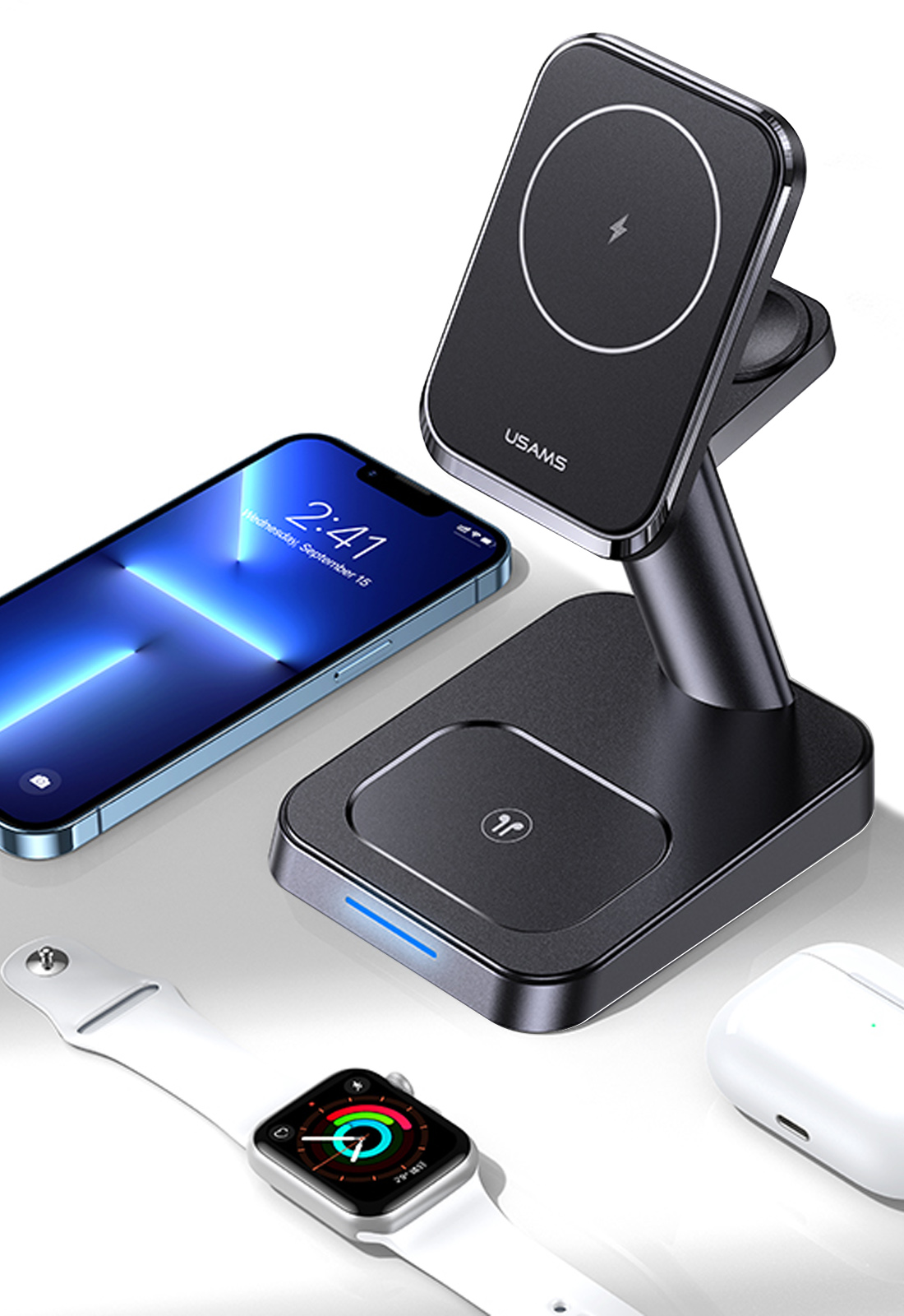Siyah bir şarj istasyonunun yanında bir telefon, saat ve kulaklıklar bulunur. Telefon ekranında saat 2:41 yazıyor.