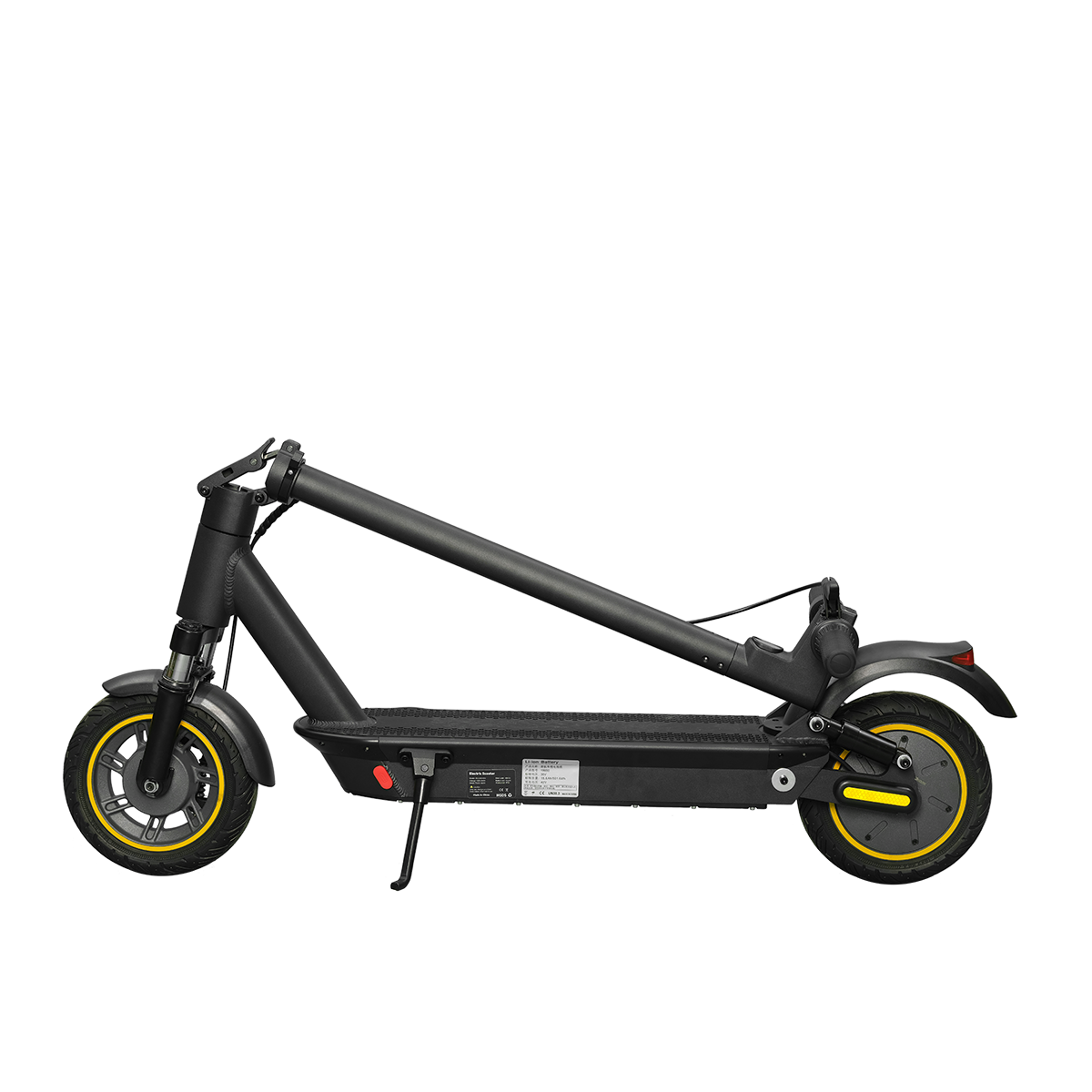 Czarna hulajnoga elektryczna z żółtymi akcentami na białym tle. Posiada składaną kierownicę i podpórkę.