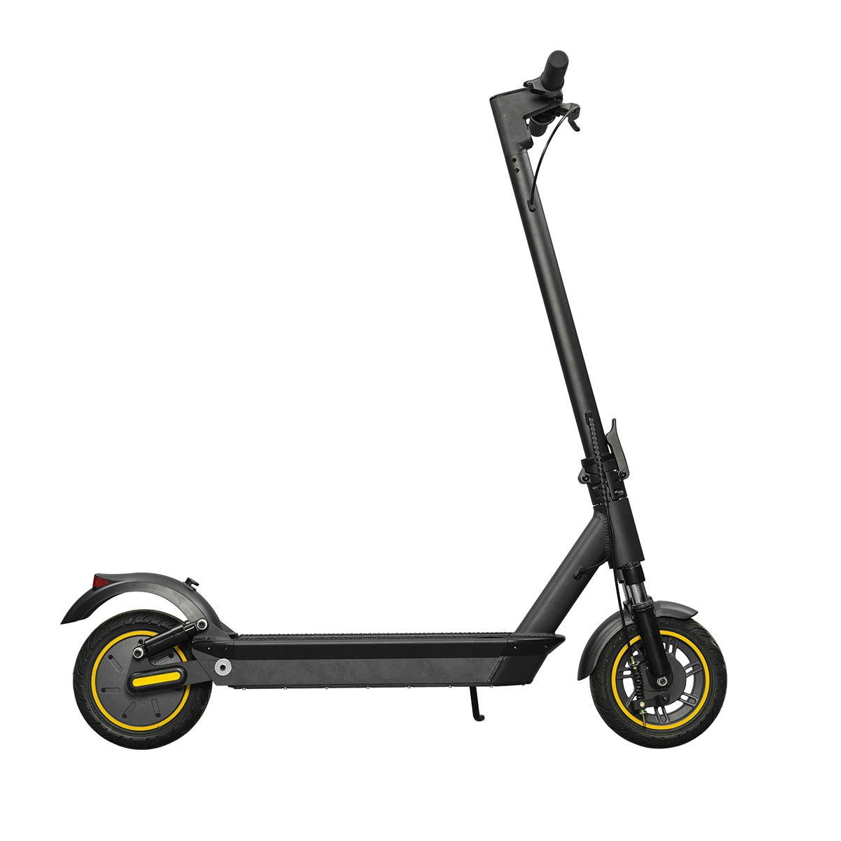 Czarna hulajnoga elektryczna z żółtymi akcentami. Na białym tle. Ma kierownicę, podest i dwa koła.