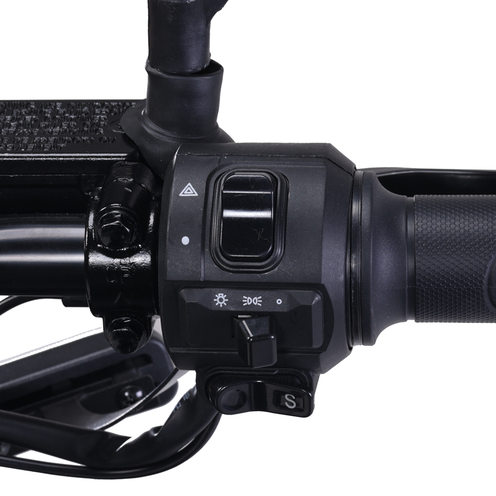 Zbliżenie kierownicy motocykla z elementami sterującymi. Zawiera przełącznik świateł, przycisk świateł awaryjnych i przycisk startu, wszystko czarne na białym tle.