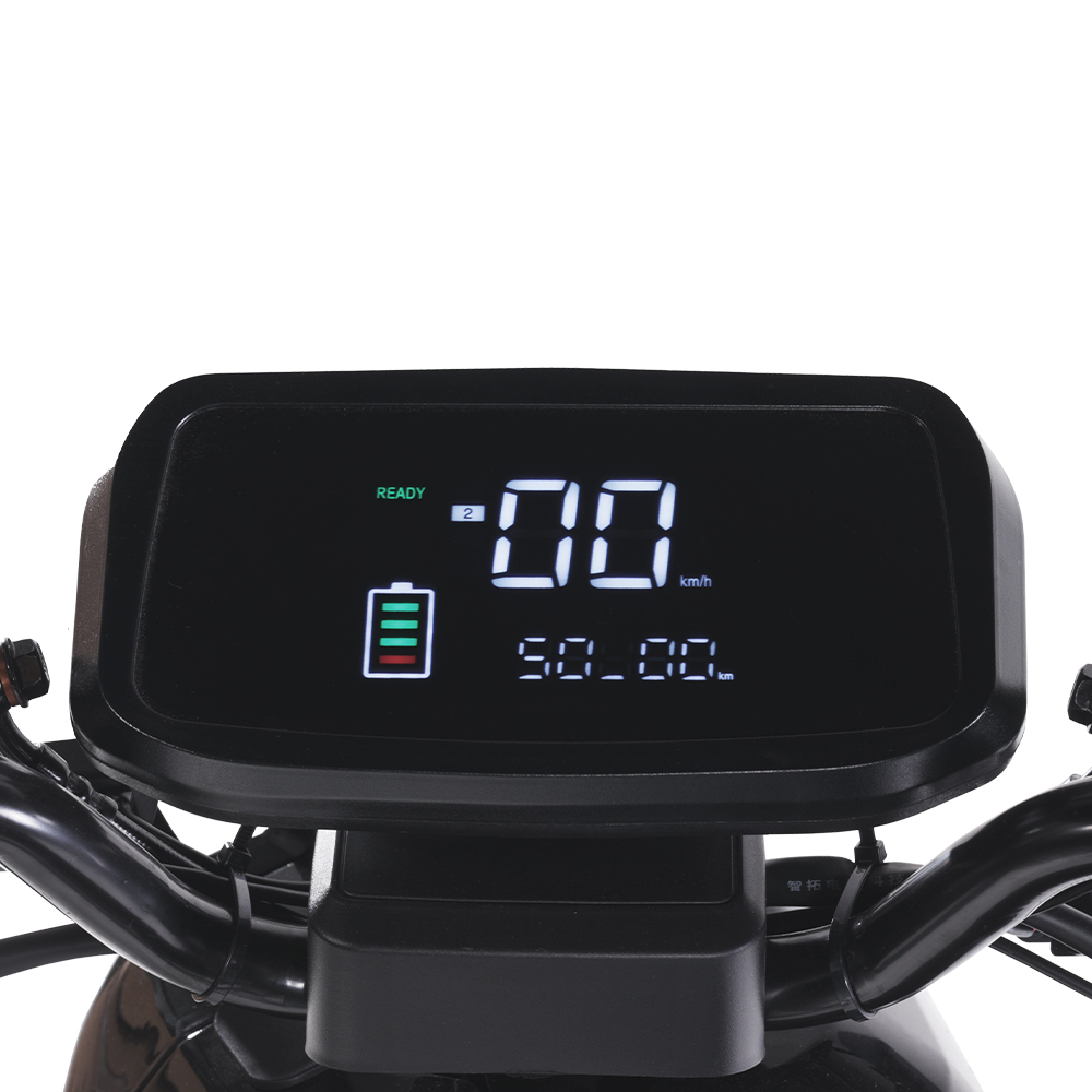 Zbliżenie cyfrowej deski rozdzielczej skutera. Pokazuje '00' km/h, stan baterii i 'READY'. Widoczna kierownica poniżej.