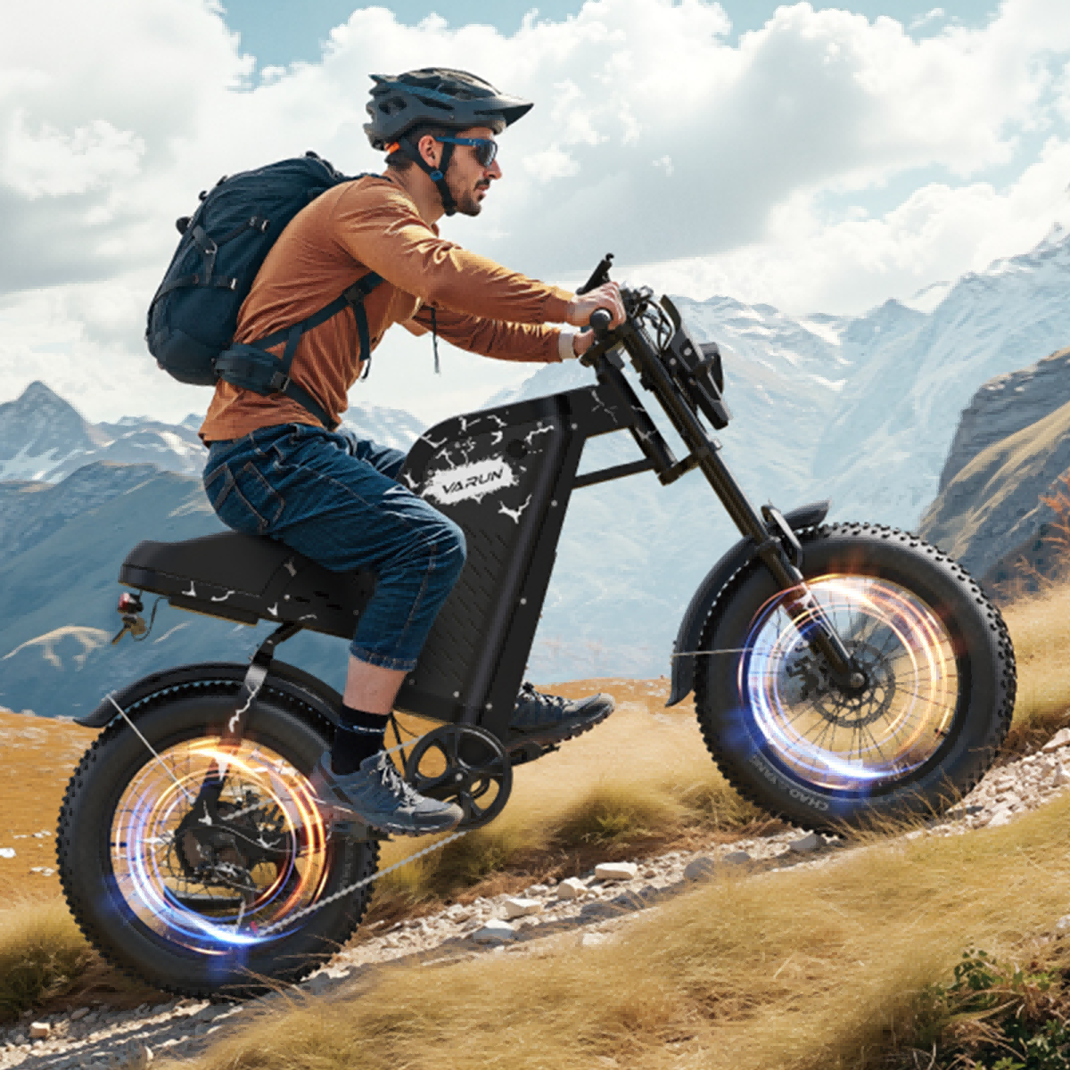 Mężczyzna jedzie rowerem elektrycznym po zboczu góry. Ma na sobie kask i plecak. Rower jest czarny z dużymi oponami, a w tle widać góry.