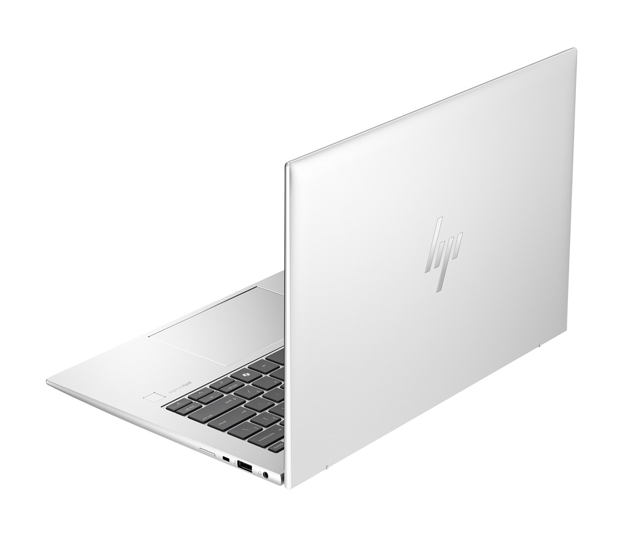 Srebrny laptop HP jest lekko otwarty, pokazując klawiaturę i logo HP na tylnej części. Tło jest białe.