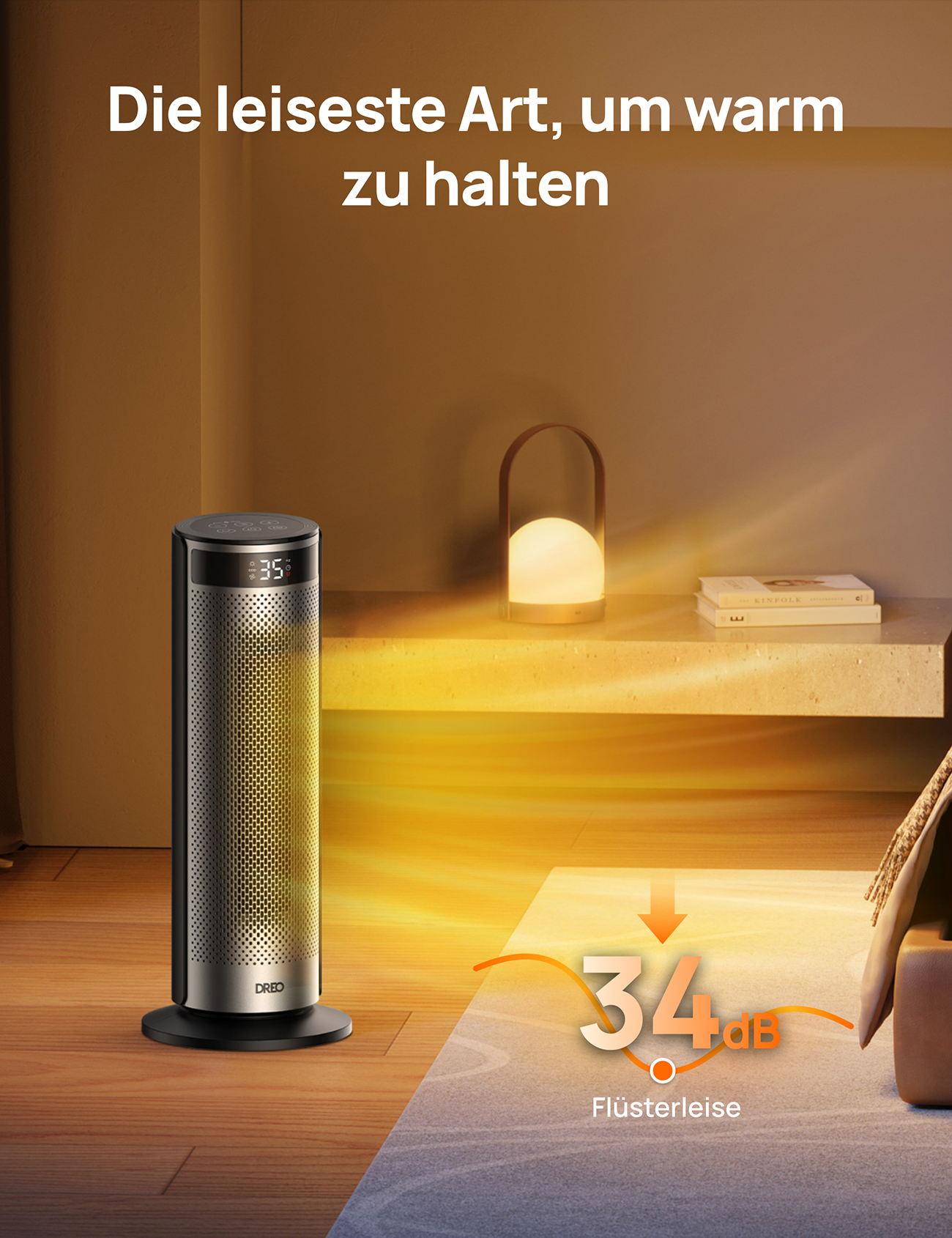 Ein moderner schwarz-silberner Heizlüfter steht in einem Raum. Eine Lampe und Bücher stehen auf einem Regal. Der Text lautet 'warm zu halten'.